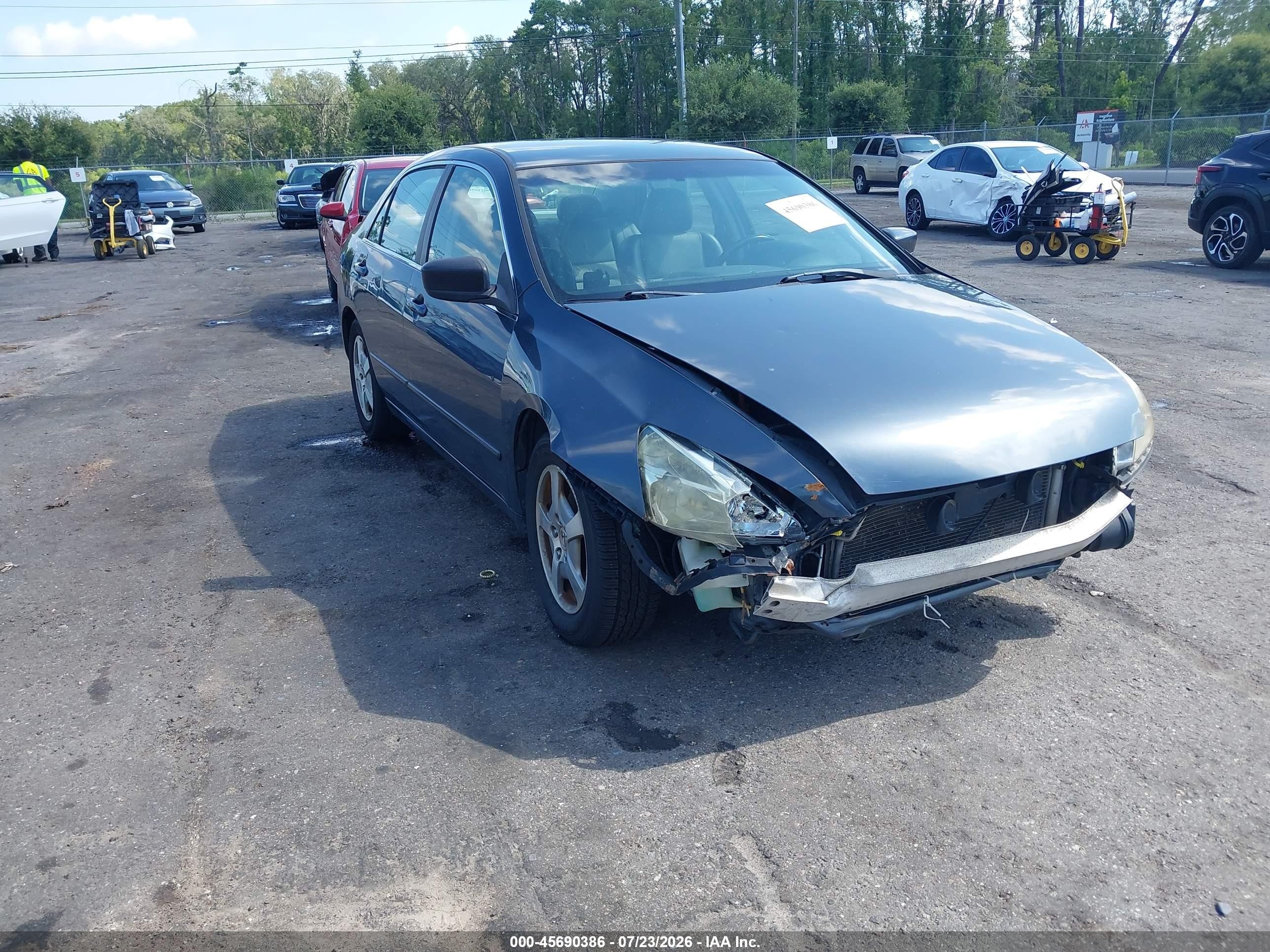 2005 Honda Accord, VIN JHMCN36475C004240 — Перед