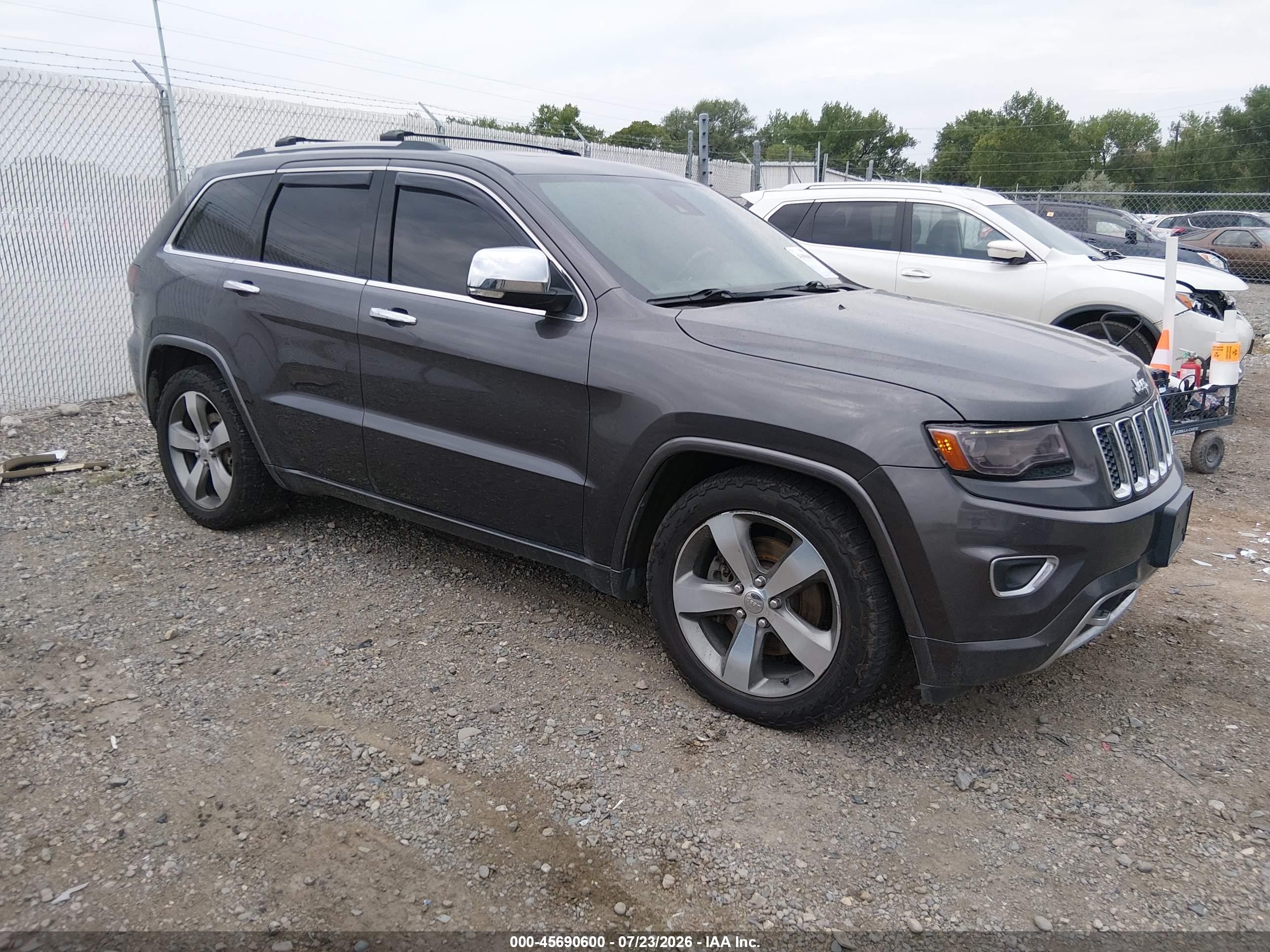 2015 Jeep Grand Cherokee Overland, VIN 1C4RJFCM5FC242148 — Side