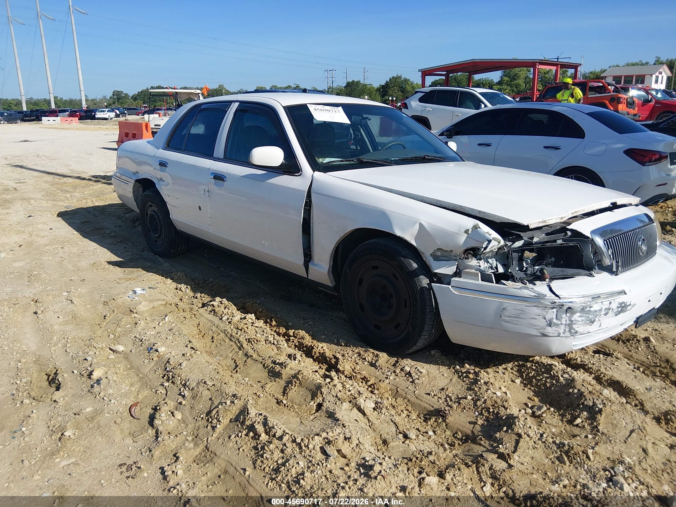 2004 Mercury Grand Marquis GS, VIN 2MEFM74W14X617967 — Front end