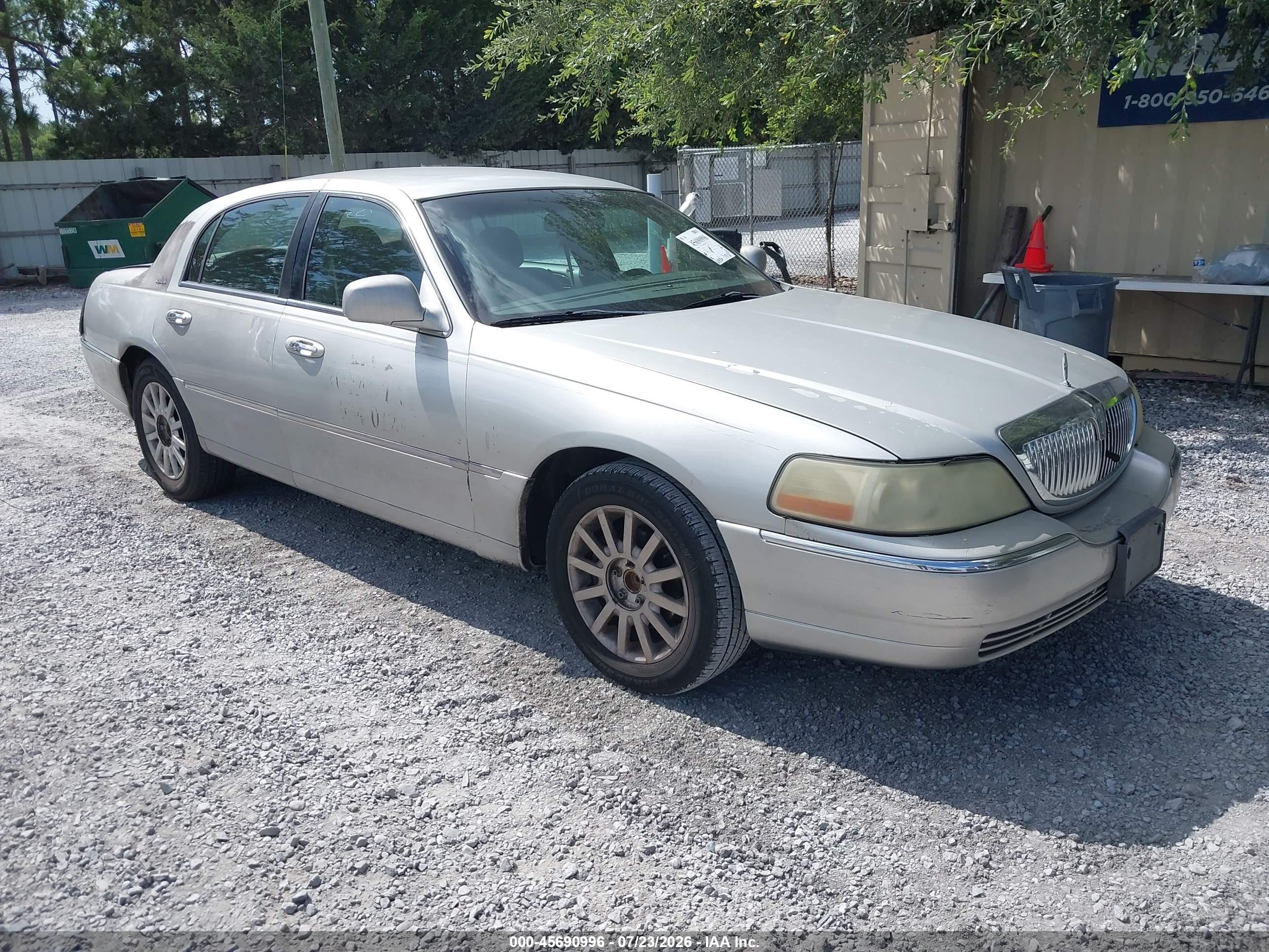 2007 Lincoln Town Car Signature, VIN 1LNHM81W17Y633753 — Normal wear