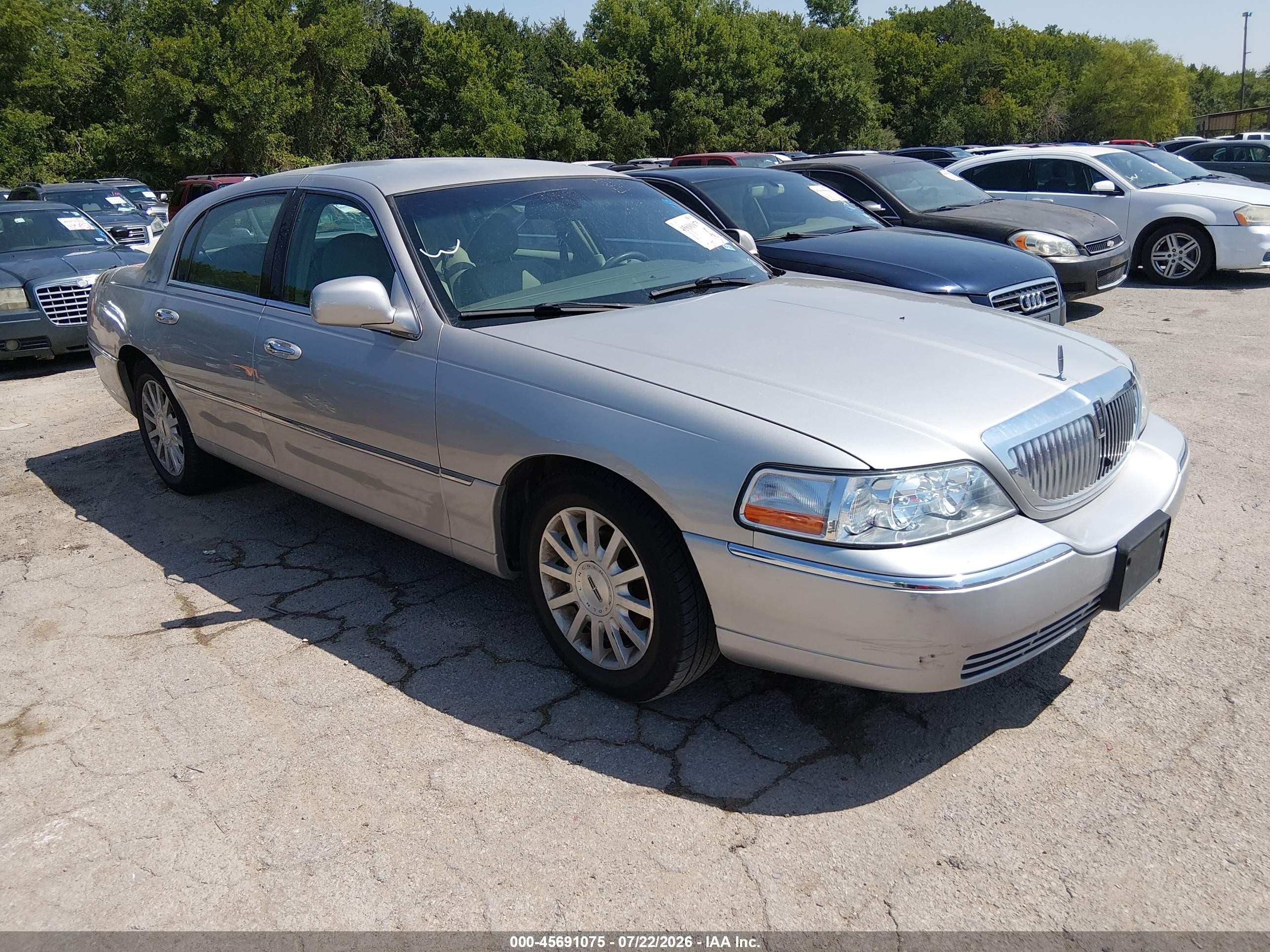 2007 Lincoln Town Car Signature, VIN 1LNHM81V67Y617023 — Normal wear