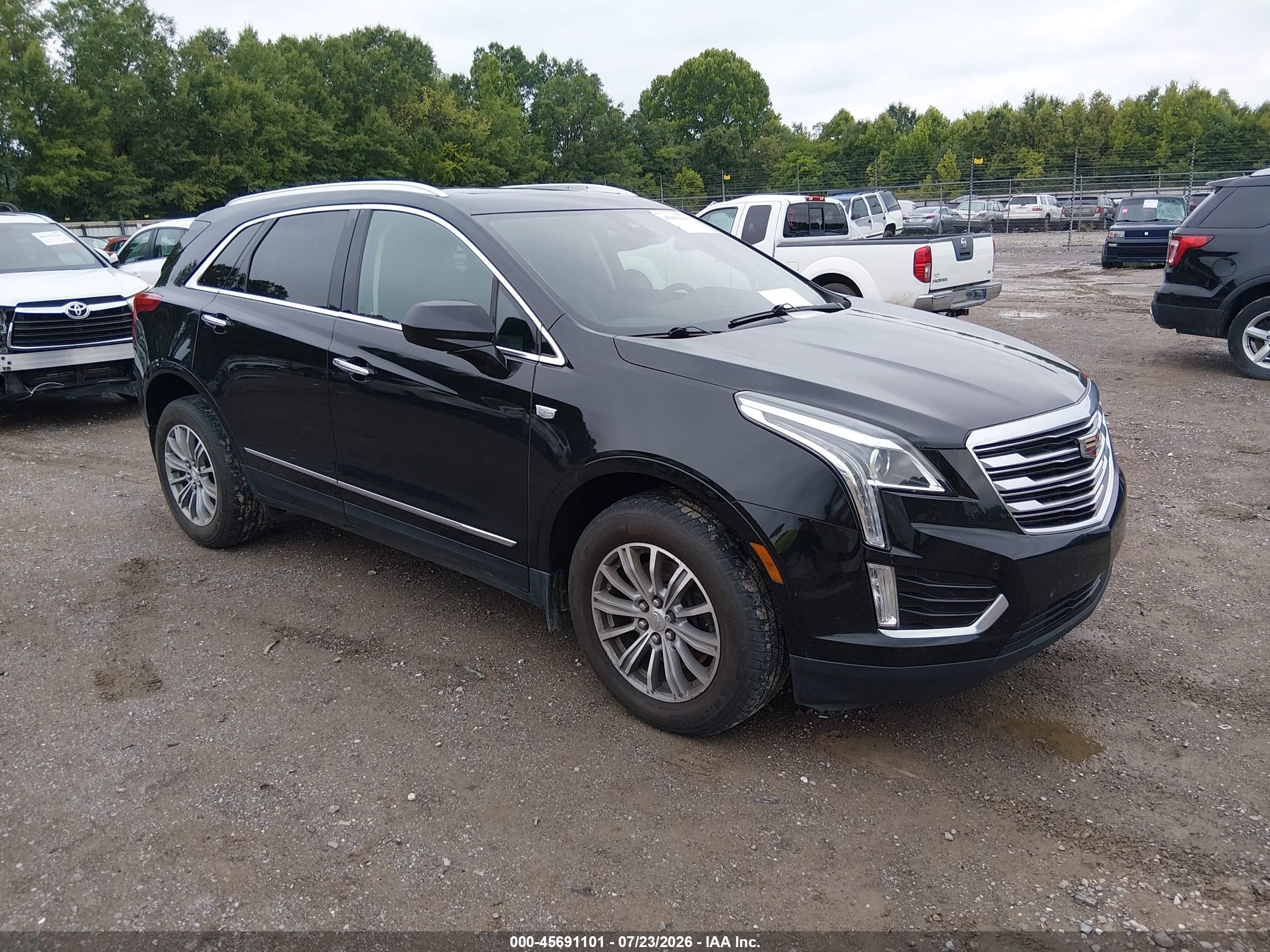 2017 Cadillac XT5 Luxury FWD, VIN 1GYKNBRS5HZ320958 — Бок