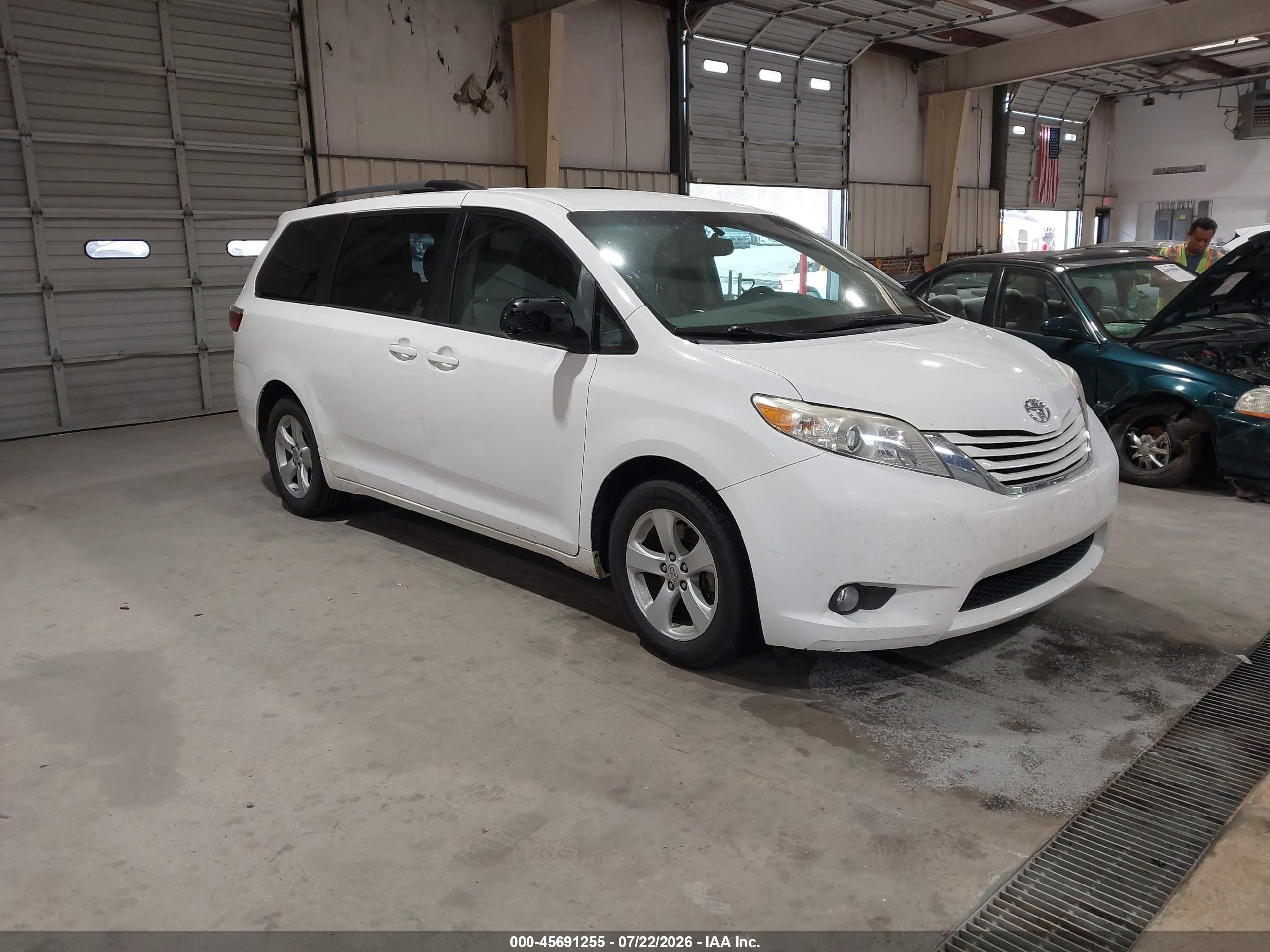 2017 Toyota Sienna LE, VIN 5TDKZ3DC0HS778313 — Rear end