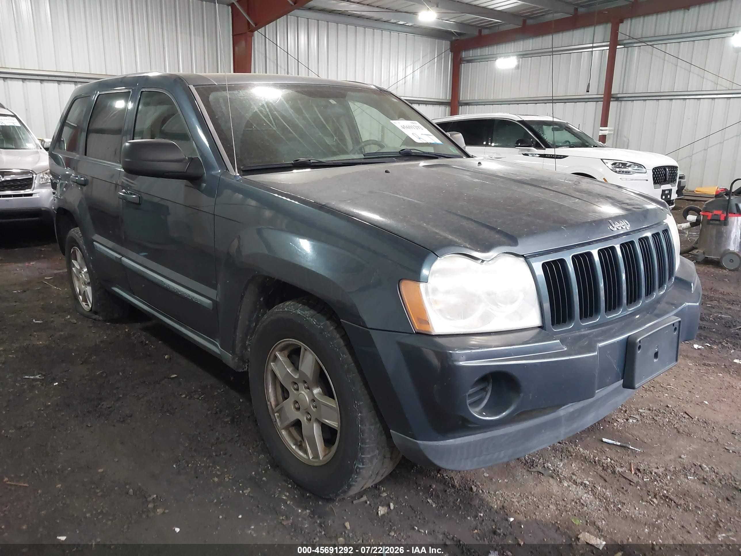 2007 Jeep Grand Cherokee Laredo, VIN 1J8GR48K67C675001 — Rear end