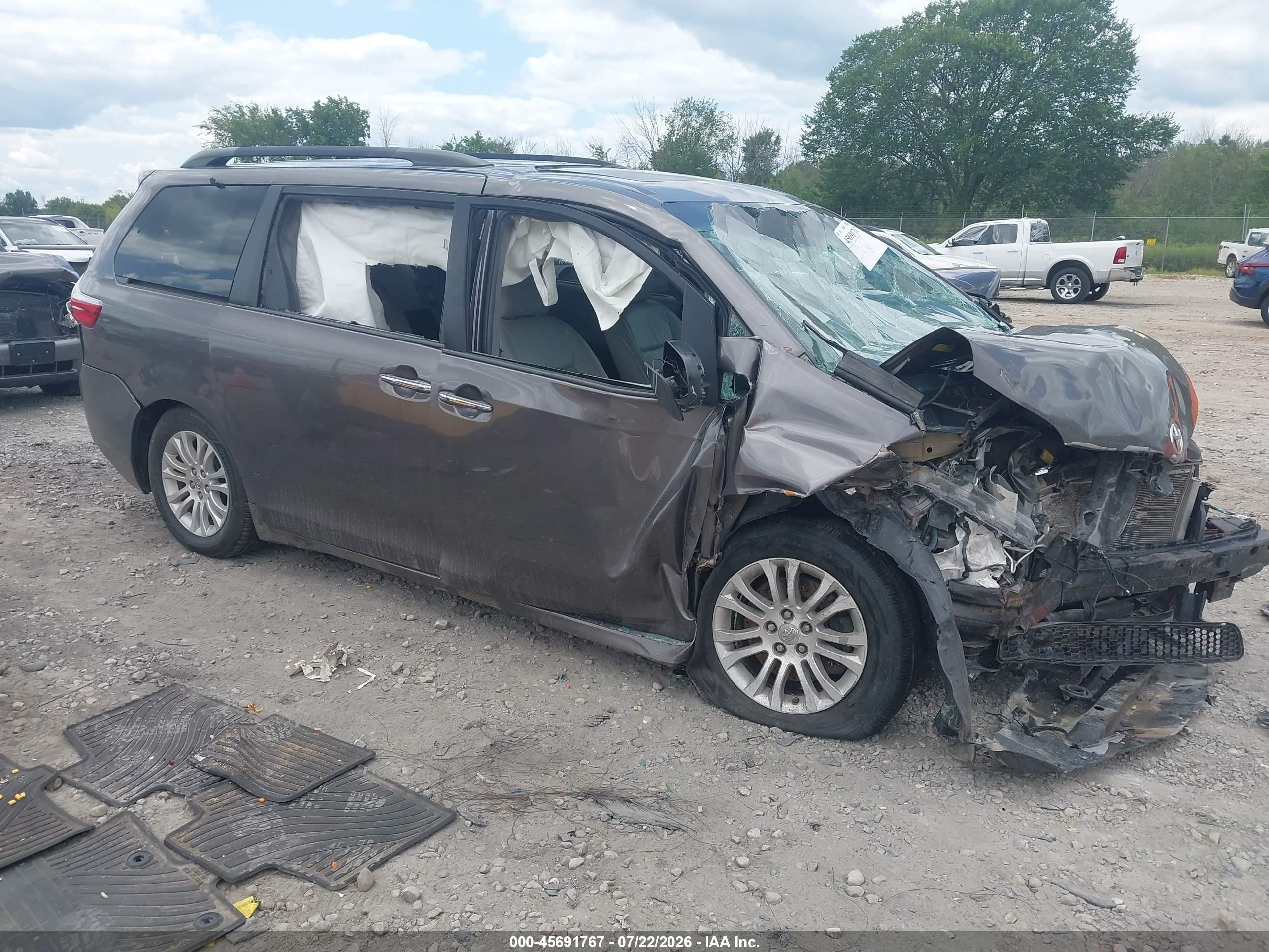 2015 Toyota Sienna XLE, VIN 5TDYK3DC8FS604727 — Front end