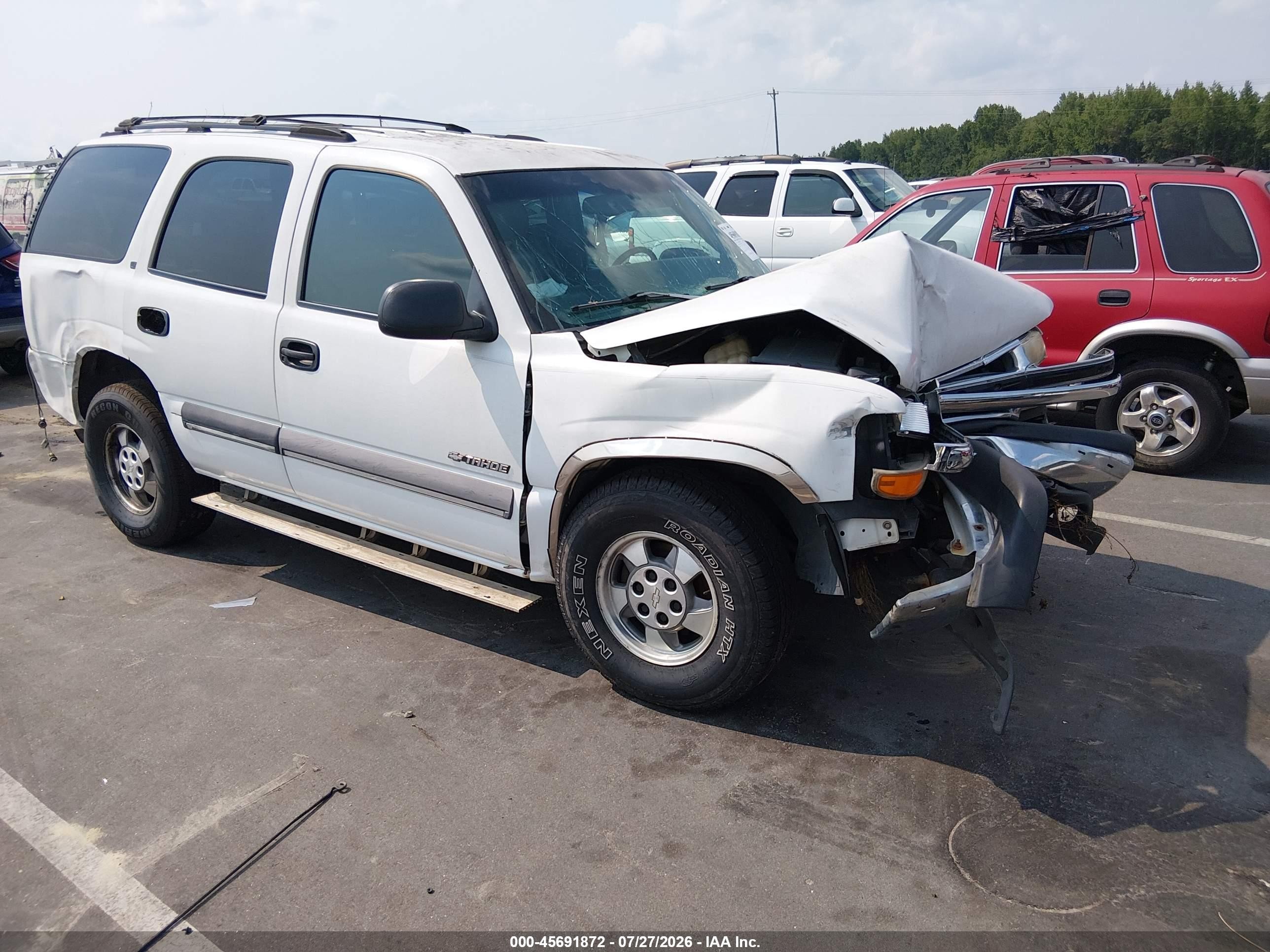 2000 Chevrolet Tahoe LS, VIN 1GNEK13T1YJ101122 — Front end