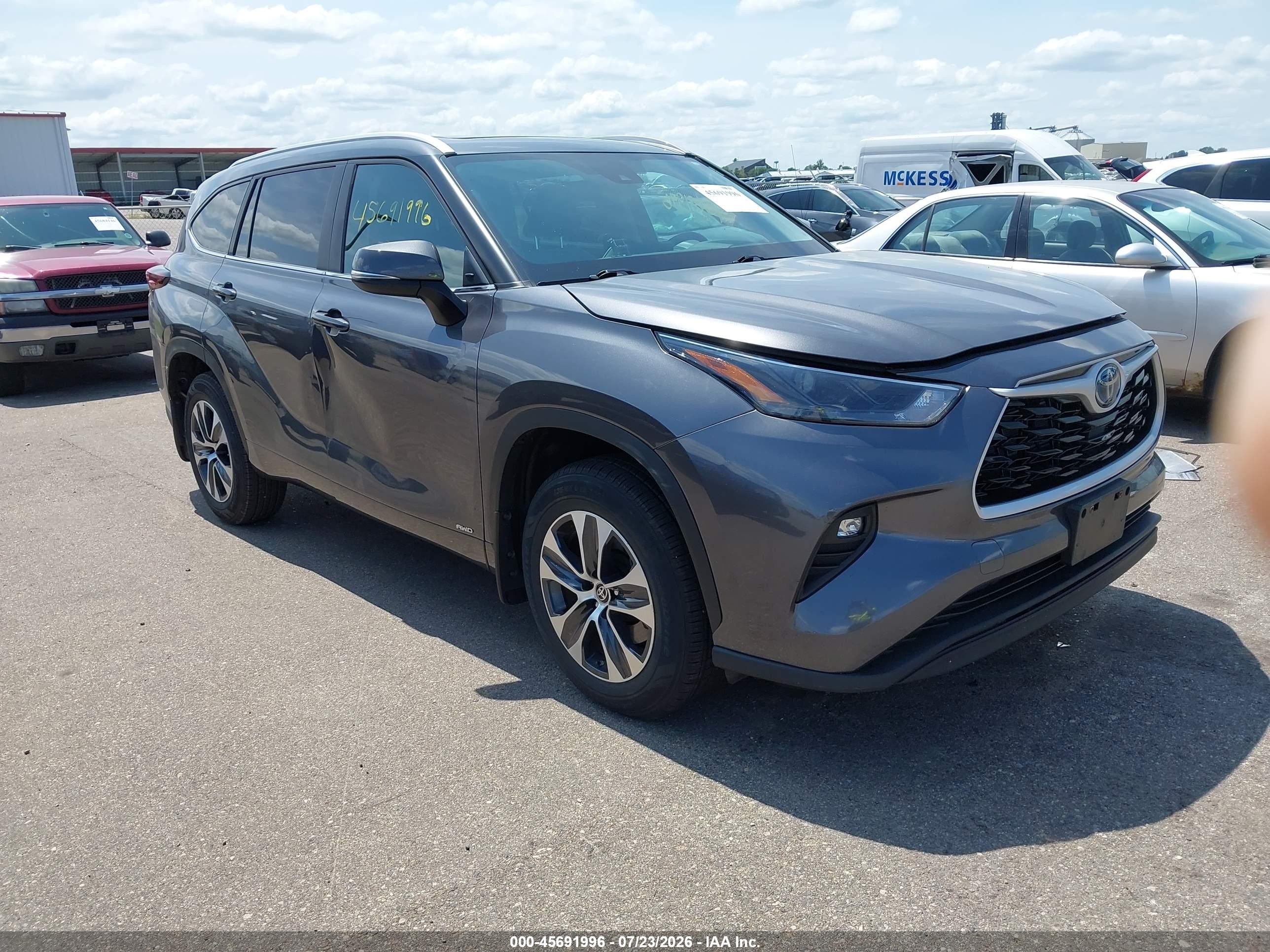 2024 Toyota Highlander Hybrid XLE, VIN 5TDKBRCH3RS631120 — Side
