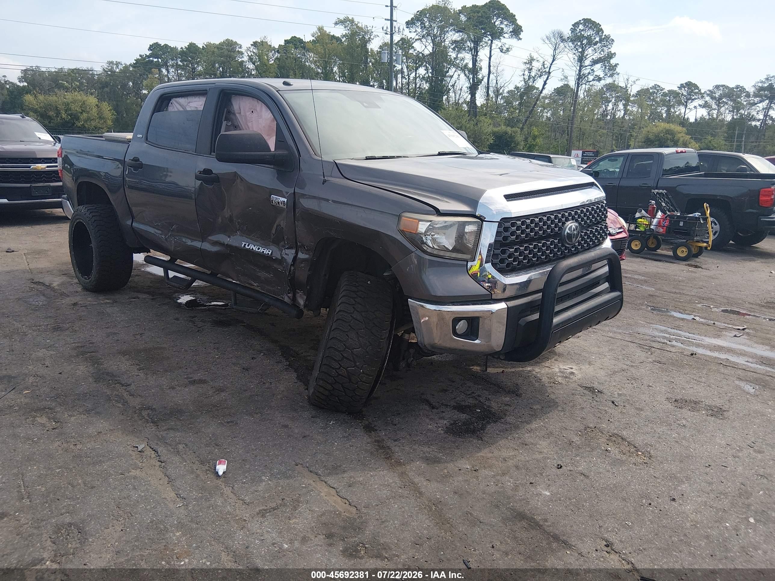 2018 Toyota Tundra SR5, VIN 5TFDW5F15JX729973 — Бок