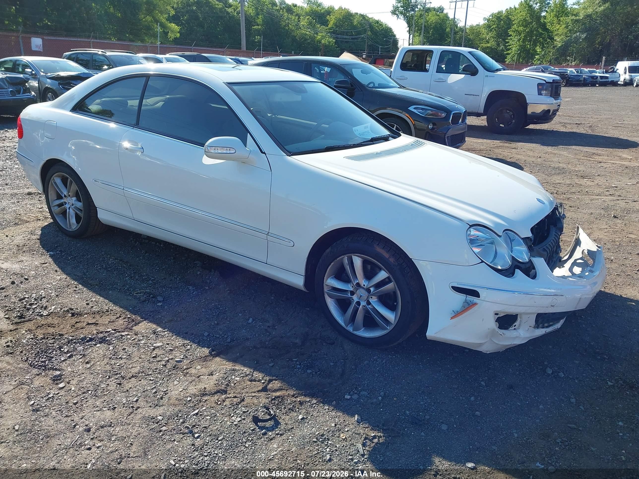 2007 Mercedes-Benz CLK 350, VIN WDBTJ56H57F208532 — Front end