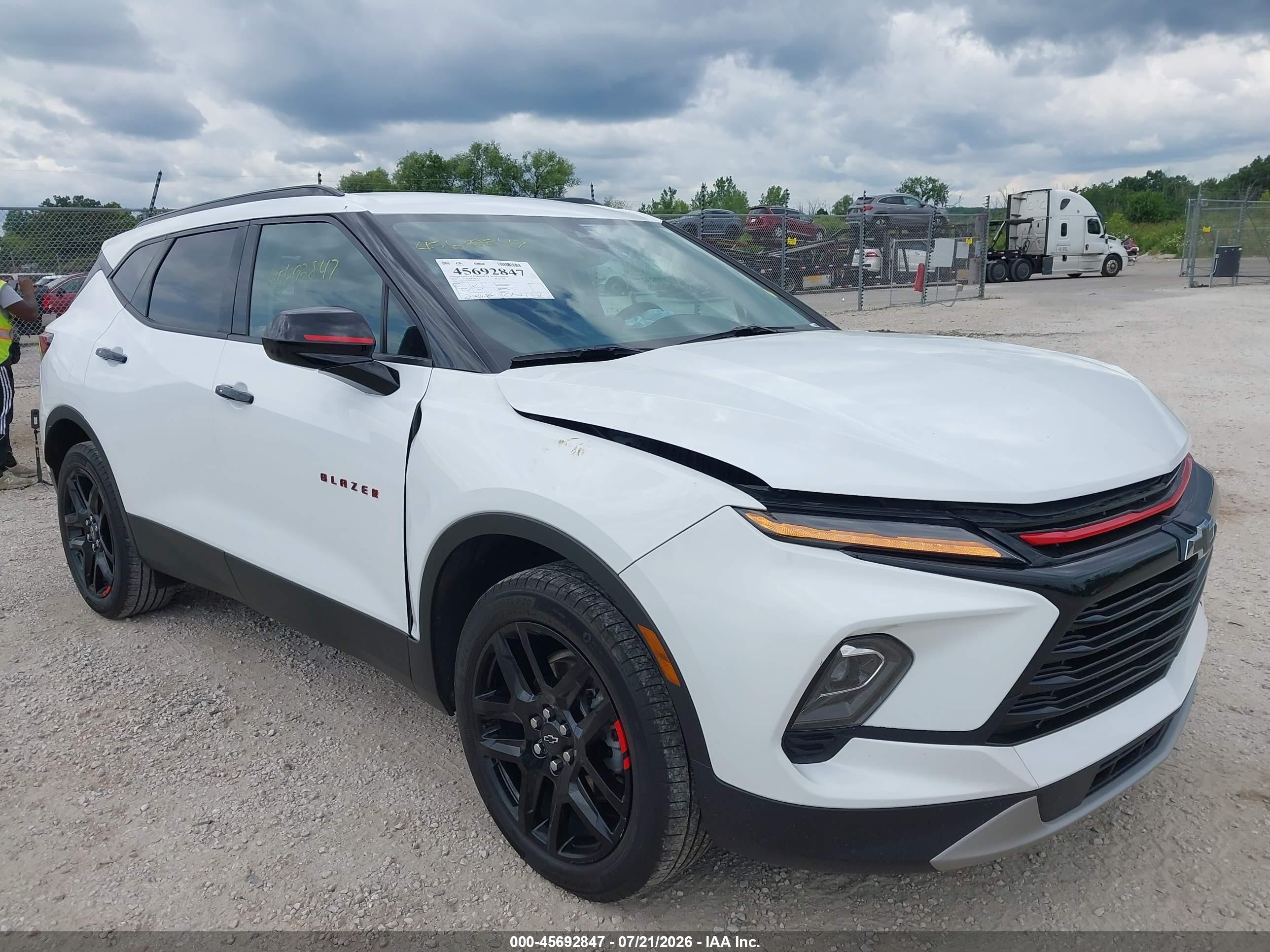 2024 Chevrolet Blazer LT, VIN 3GNKBCR48RS127182 — Перед