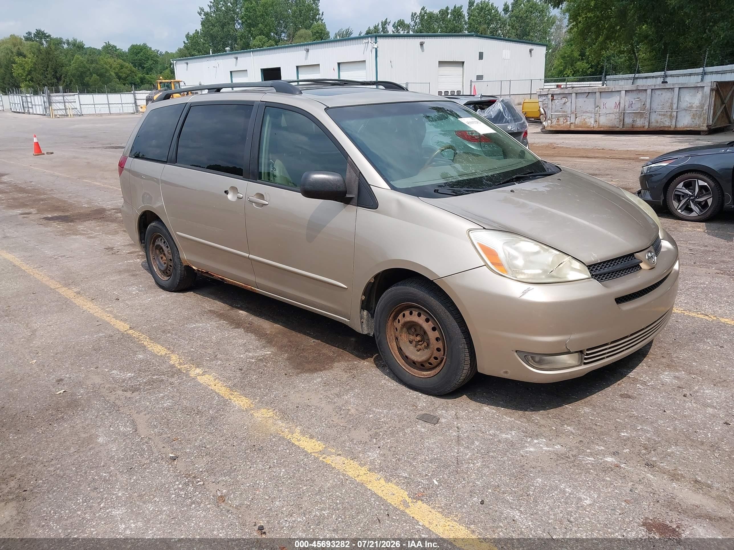 2005 Toyota Sienna XLE Limited, VIN 5TDZA22C95S385070 — Normal wear