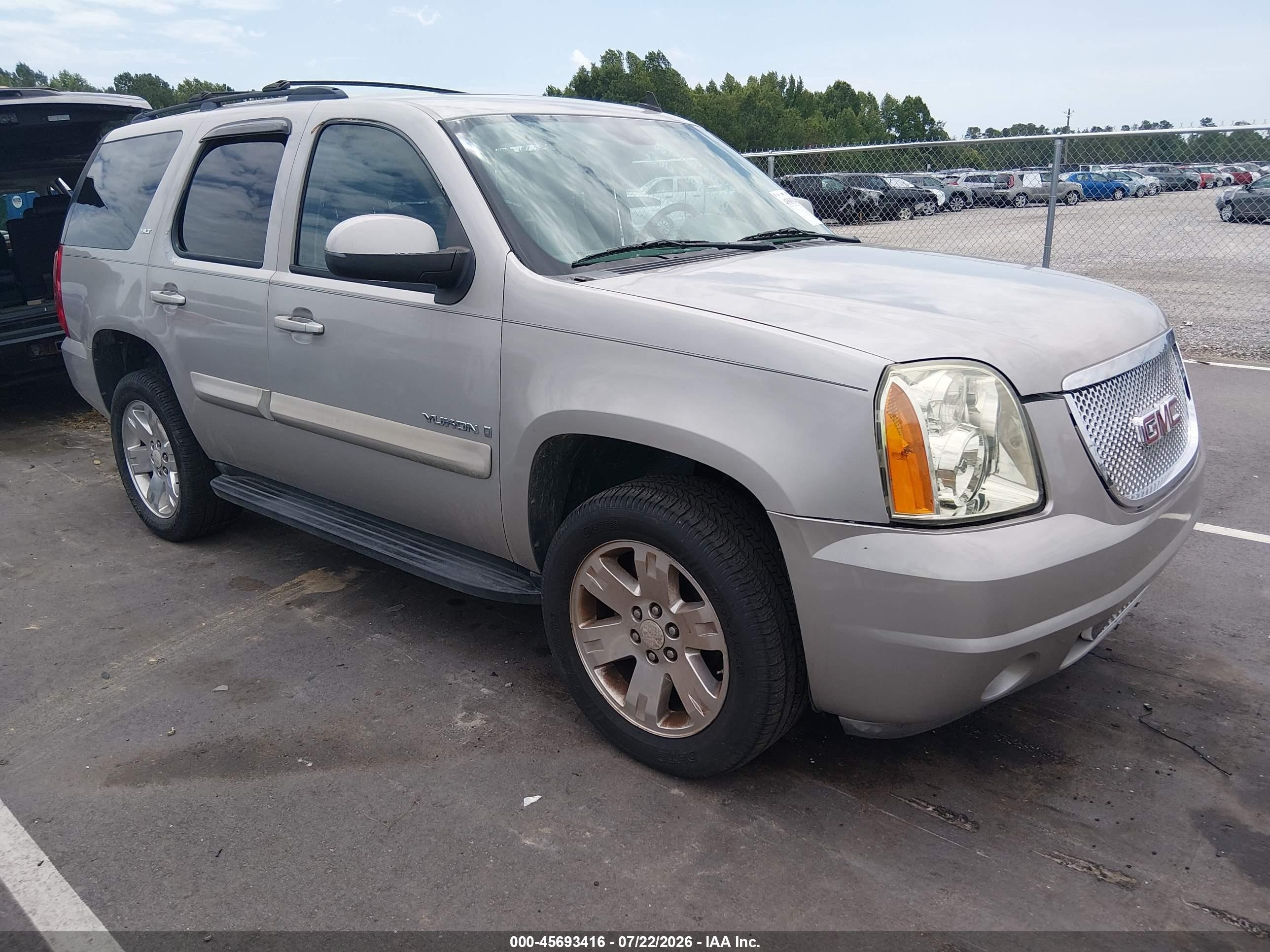2008 GMC Yukon SLT 4SA, VIN 1GKFK13068J226088 — Side