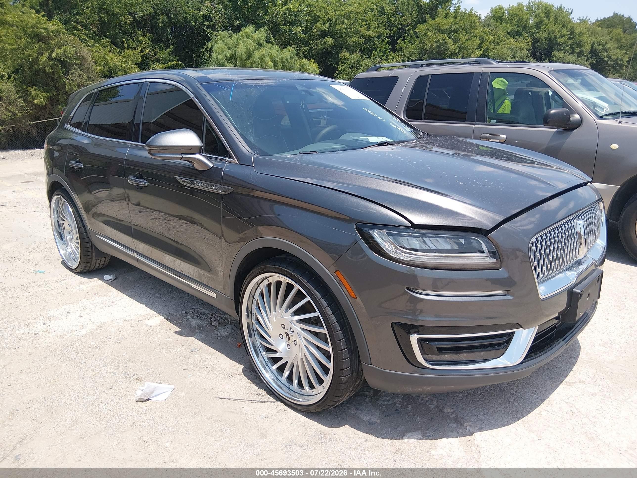 2019 Lincoln Nautilus Reserve, VIN 2LMPJ8L92KBL10284 — Normal wear