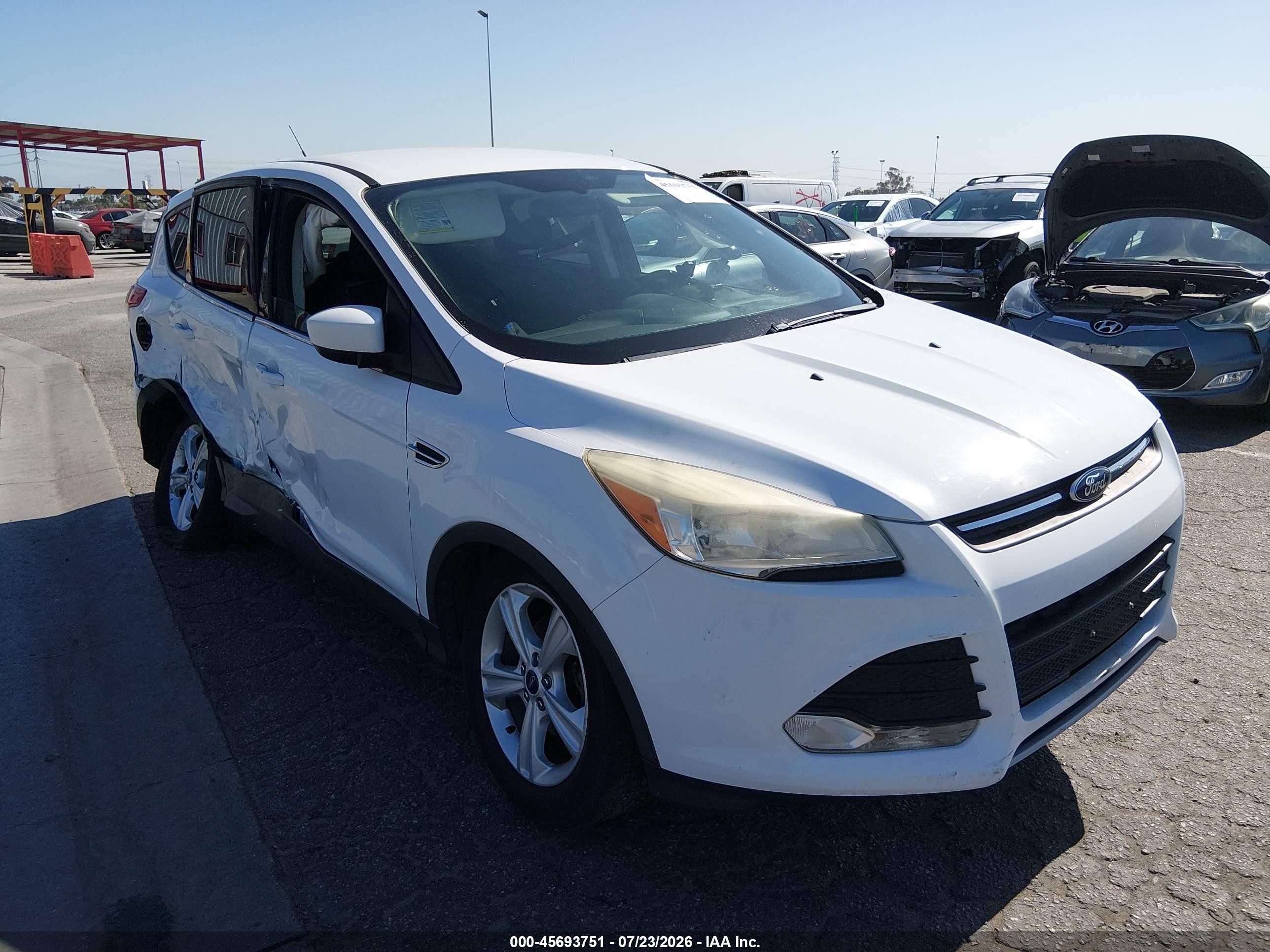 2014 Ford Escape SE, VIN 1FMCU0GX0EUB72612 — Side