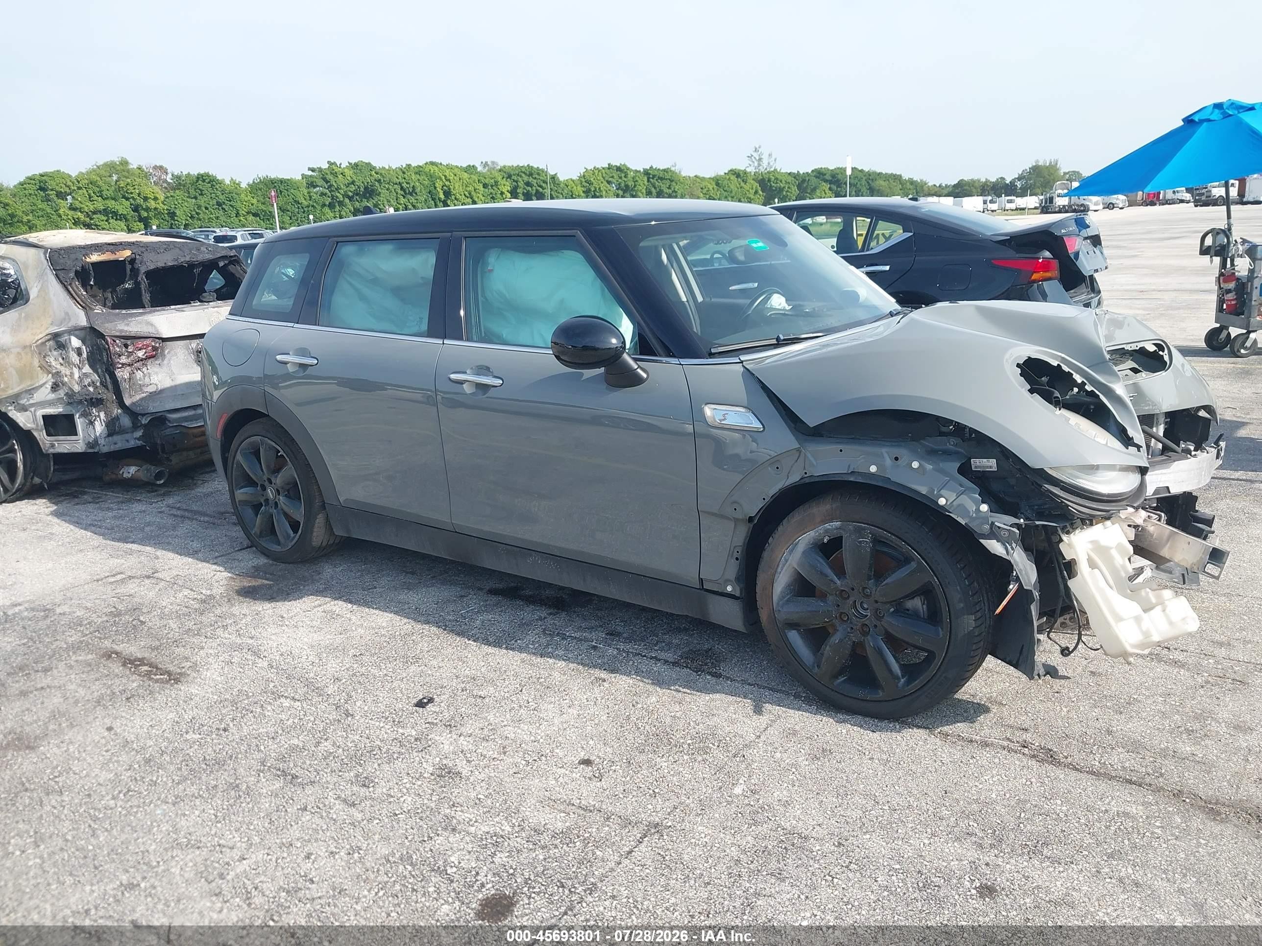 2016 MINI Clubman S, VIN WMWLN9C56G2E47831 — Front end