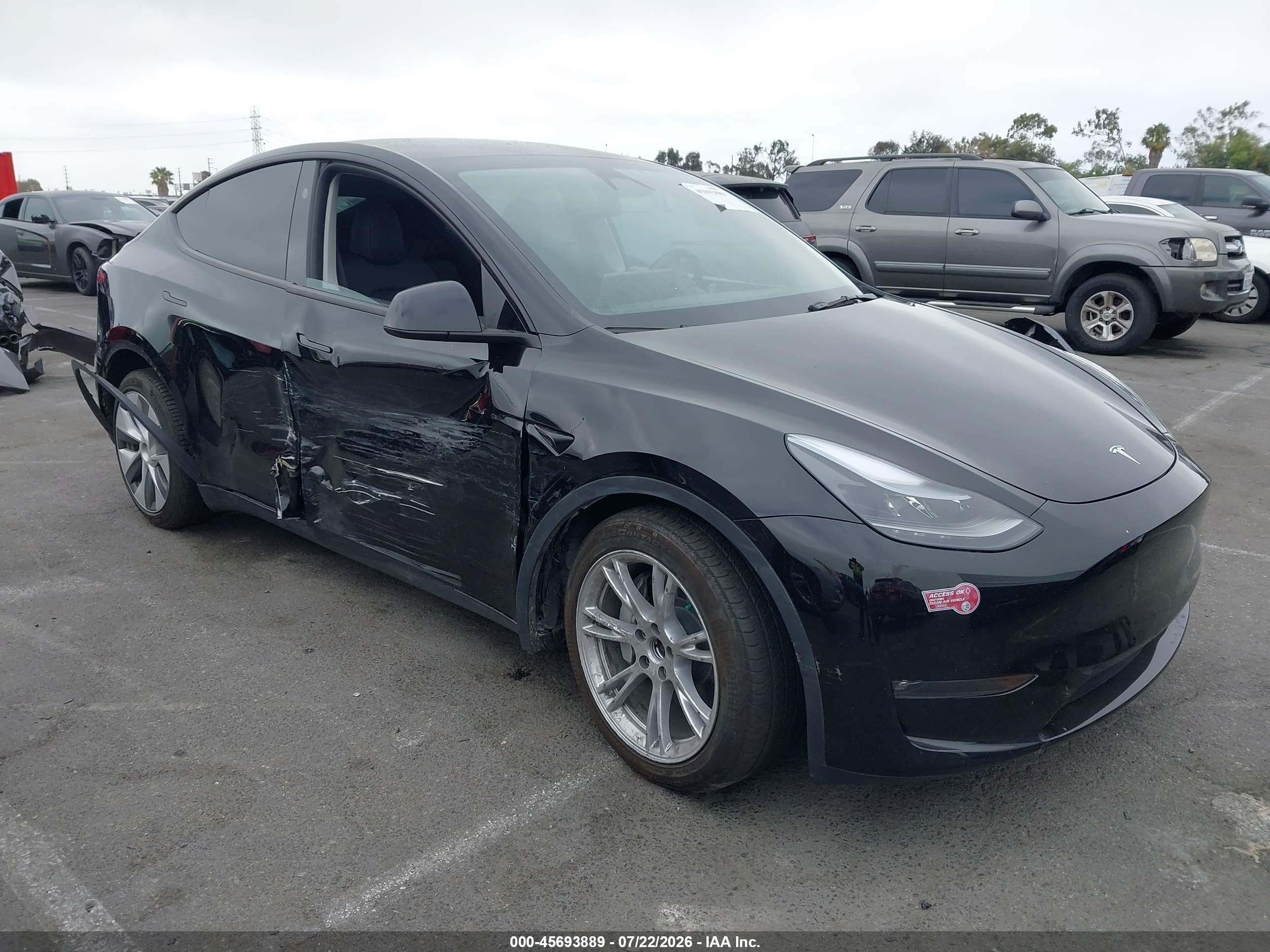 2024 Tesla Model Y Long Range, VIN 7SAYGAEE8RF983066 — Side