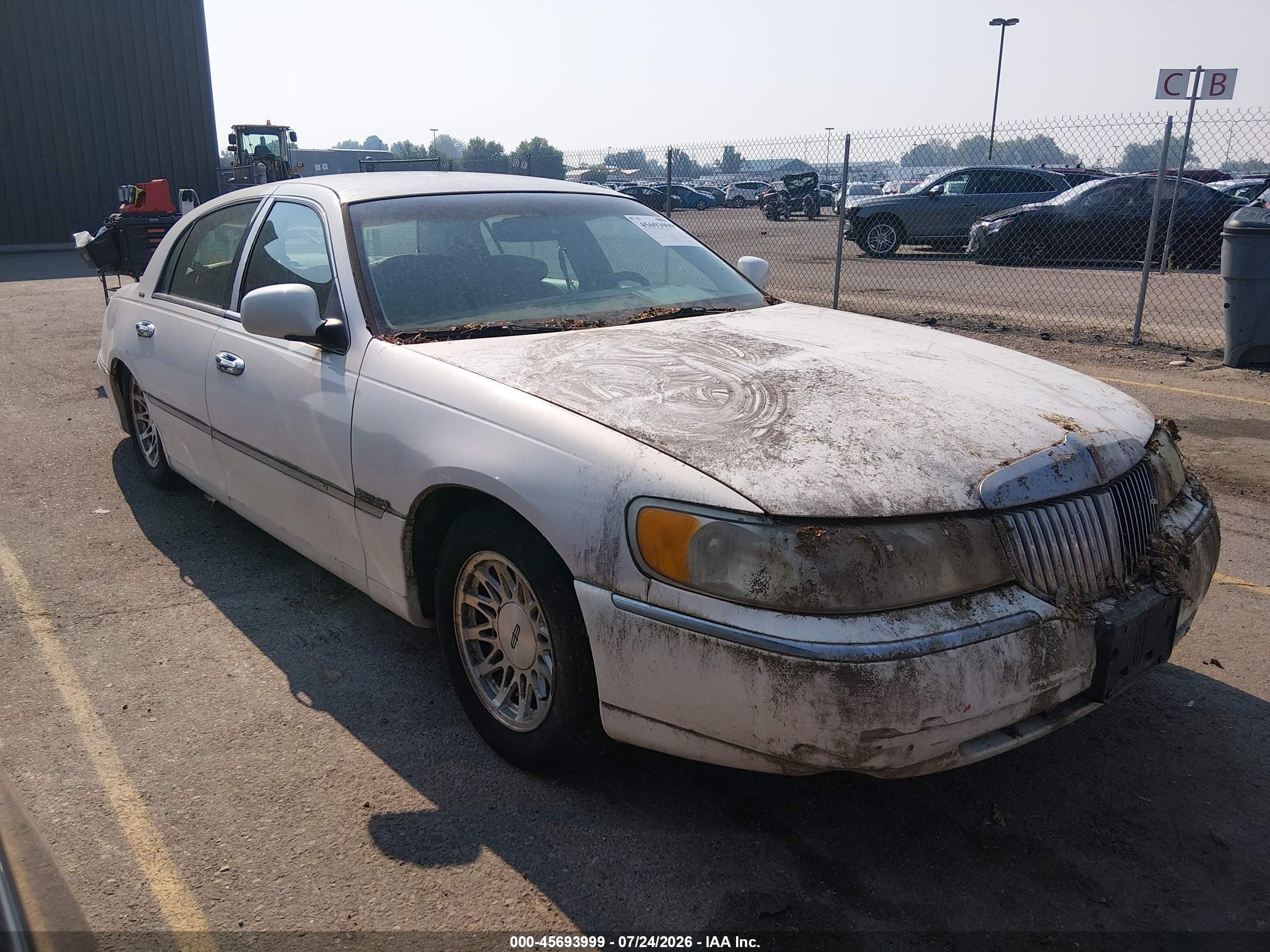 1998 Lincoln Town Car Signature, VIN 1LNFM82W3WY676298 — Normal wear