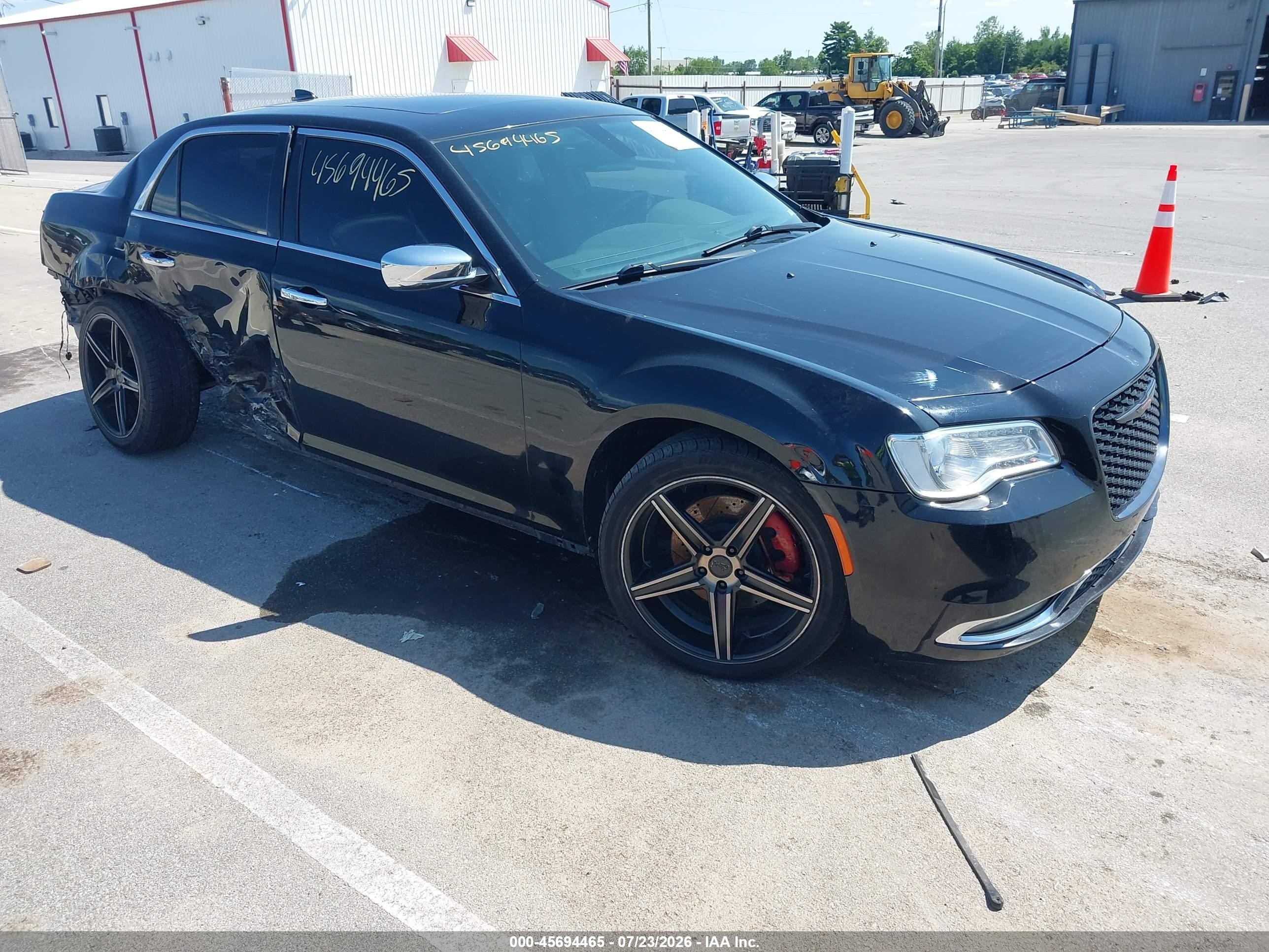2017 Chrysler 300 C, VIN 2C3CCAKGXHH566764 — Бок