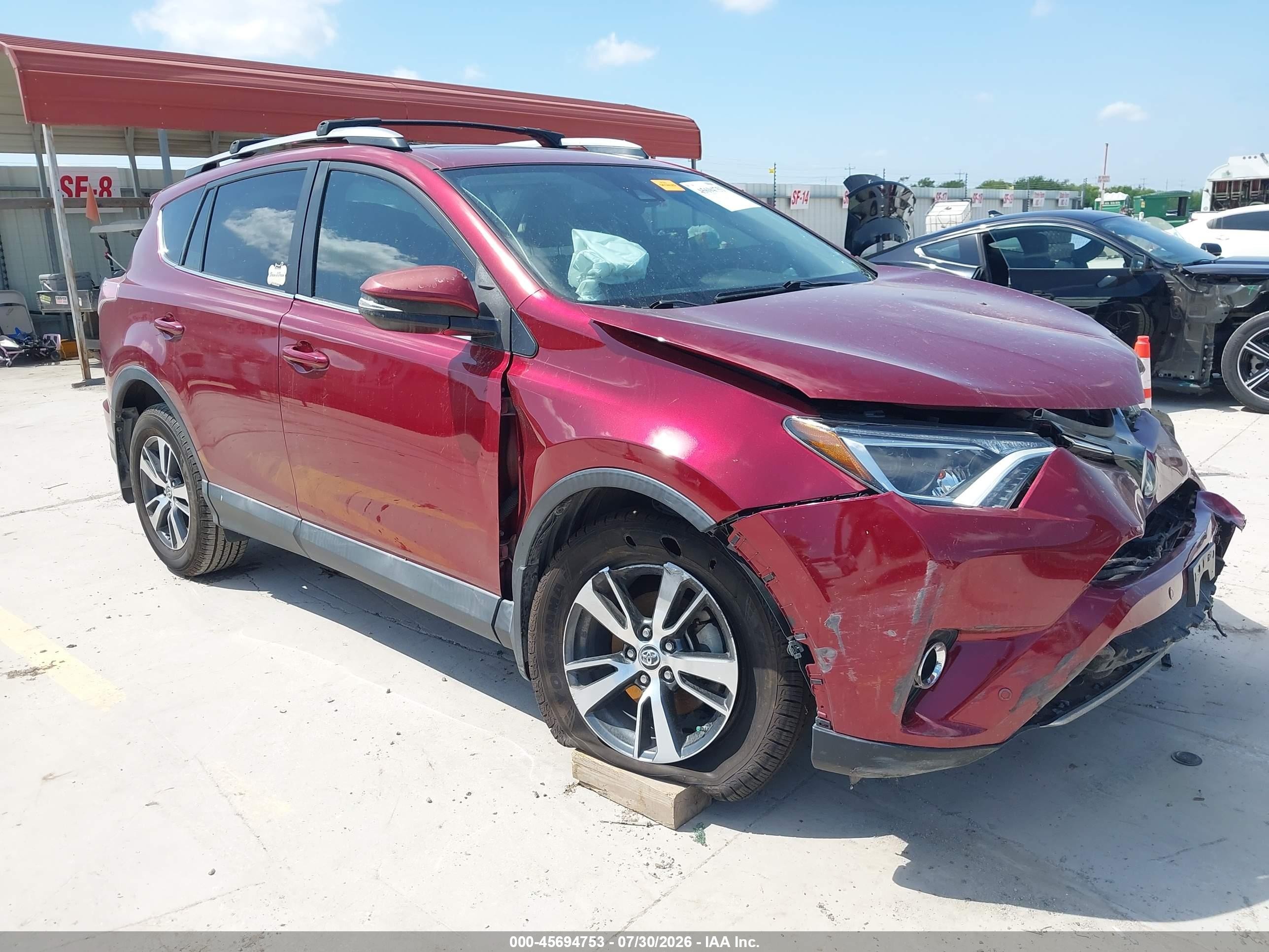 2018 Toyota RAV4 XLE, VIN 2T3WFREVXJW461138 — Front end