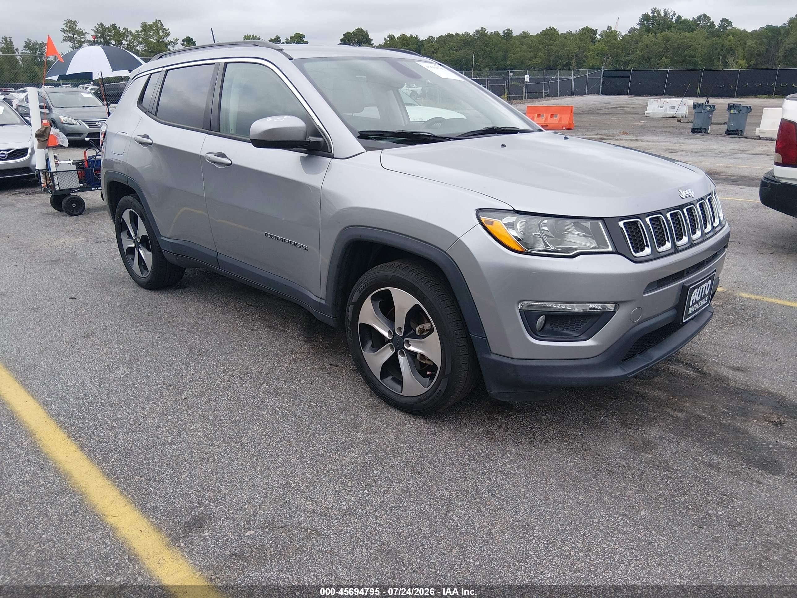 2019 Jeep Compass Latitude, VIN 3C4NJCBBXKT615647 — Бок
