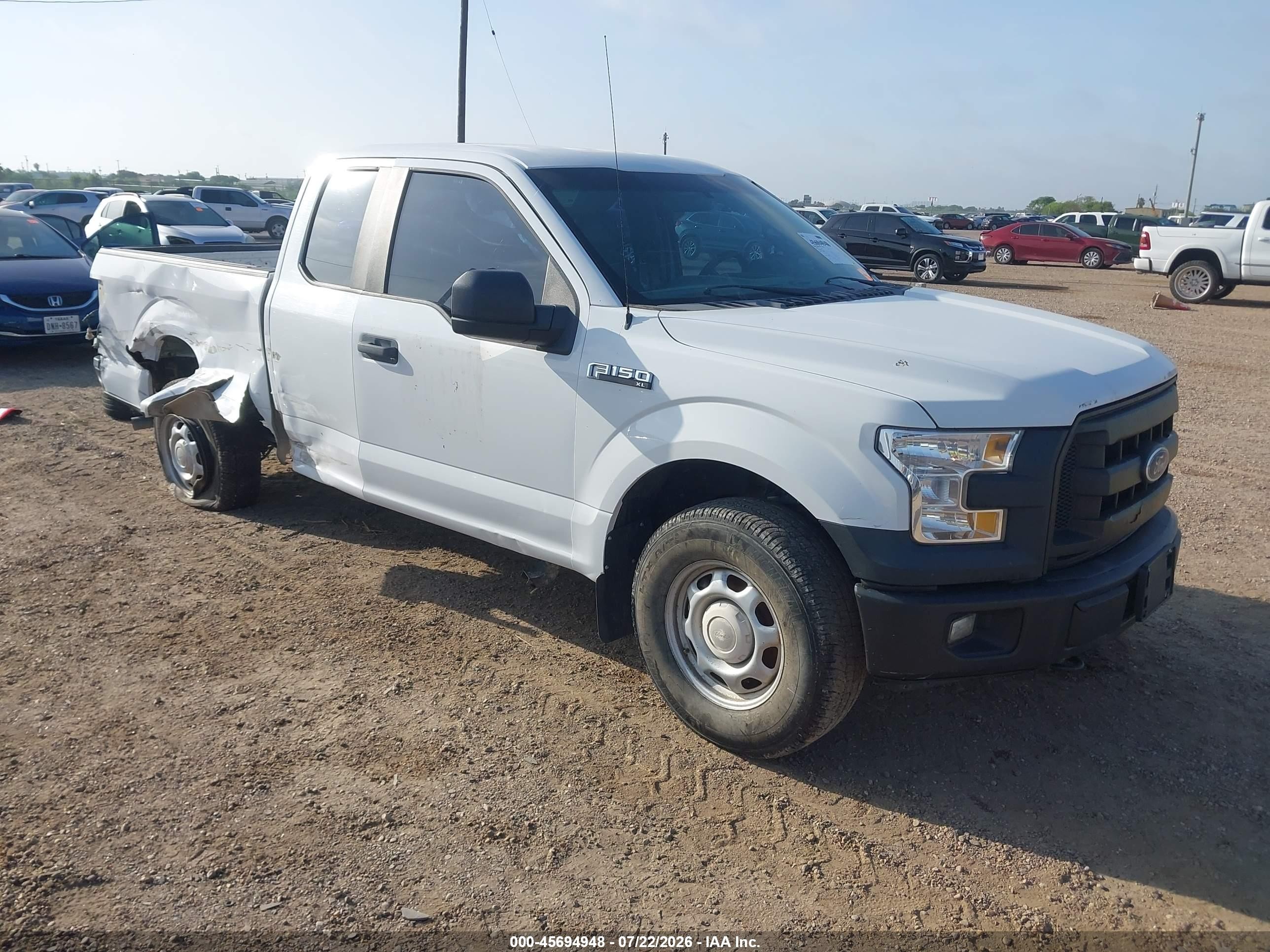 2017 Ford F-150 XLT, VIN 1FTFX1EF3HFA25153 — Бок