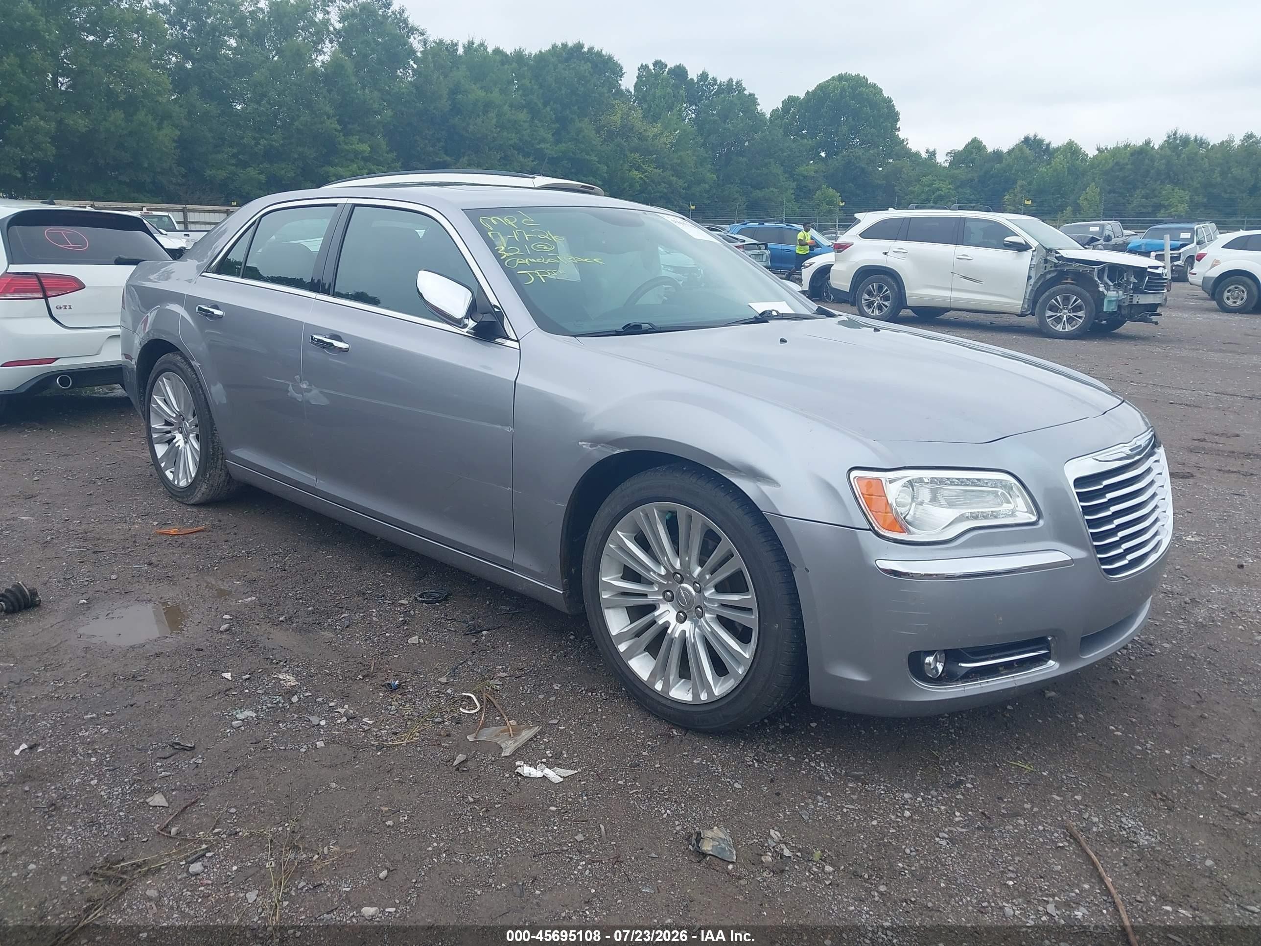 2014 Chrysler 300 C, VIN 2C3CCAEG8EH230991 — Side