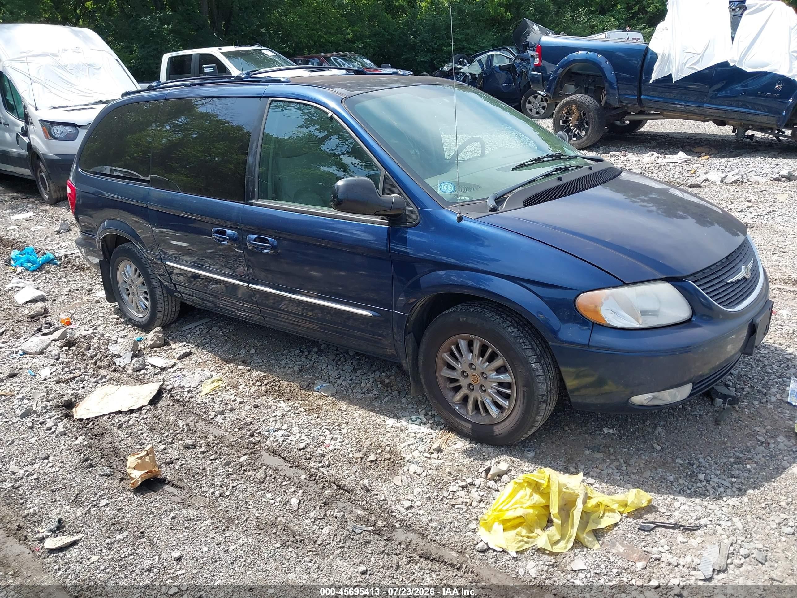 2003 Chrysler Town & Country Limited, VIN 2C8GP64L33R113841 — Normal wear