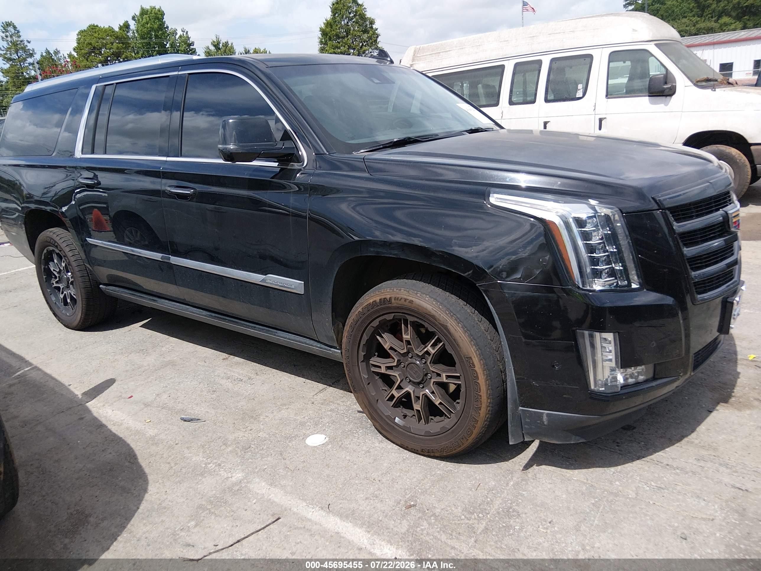 2017 Cadillac Escalade ESV Premium Luxury, VIN 1GYS4JKJ0HR137028 — Normal wear