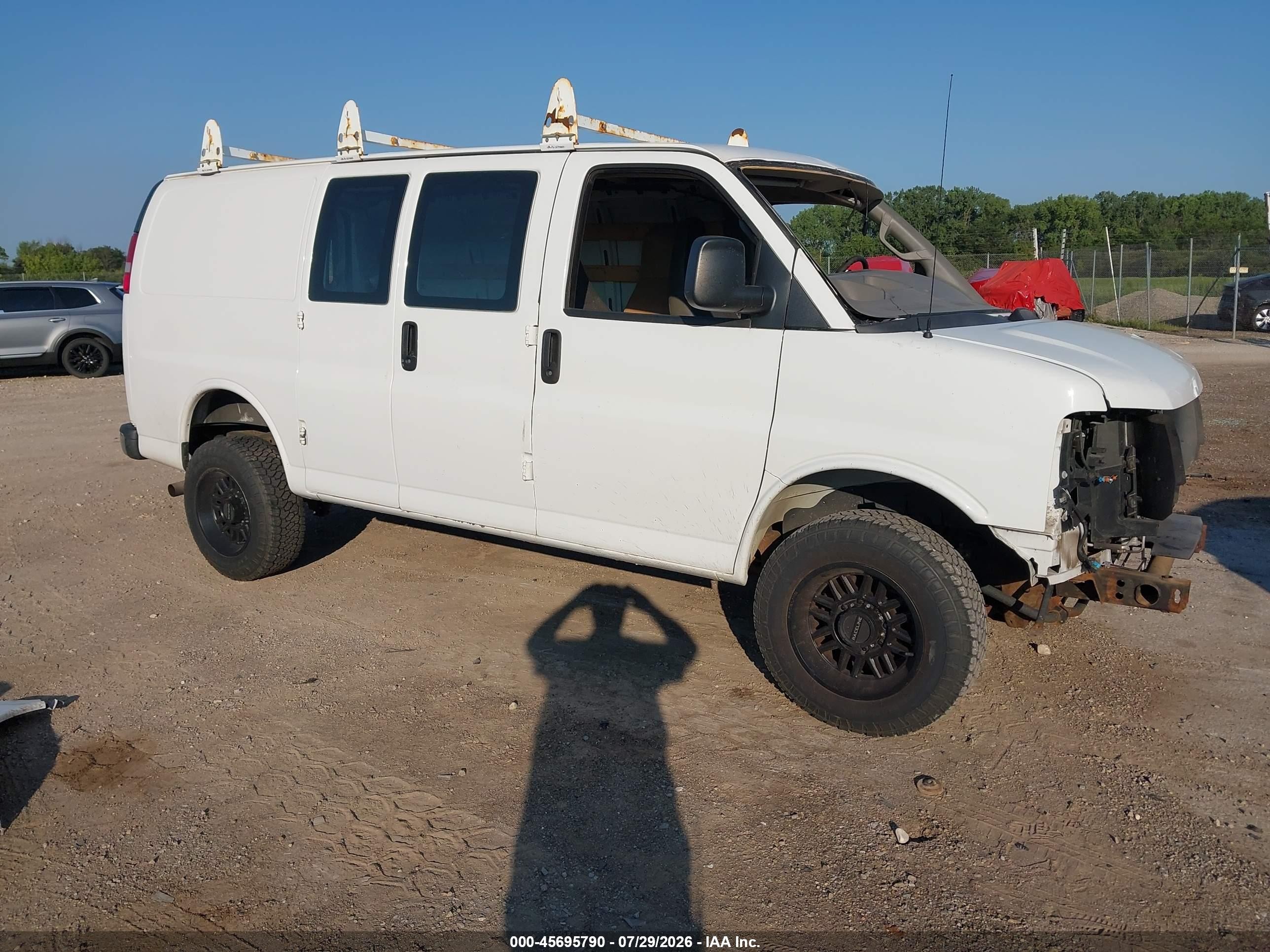 2018 GMC Savana Cargo, VIN 1GTW7AFG2J1905741 — Front end