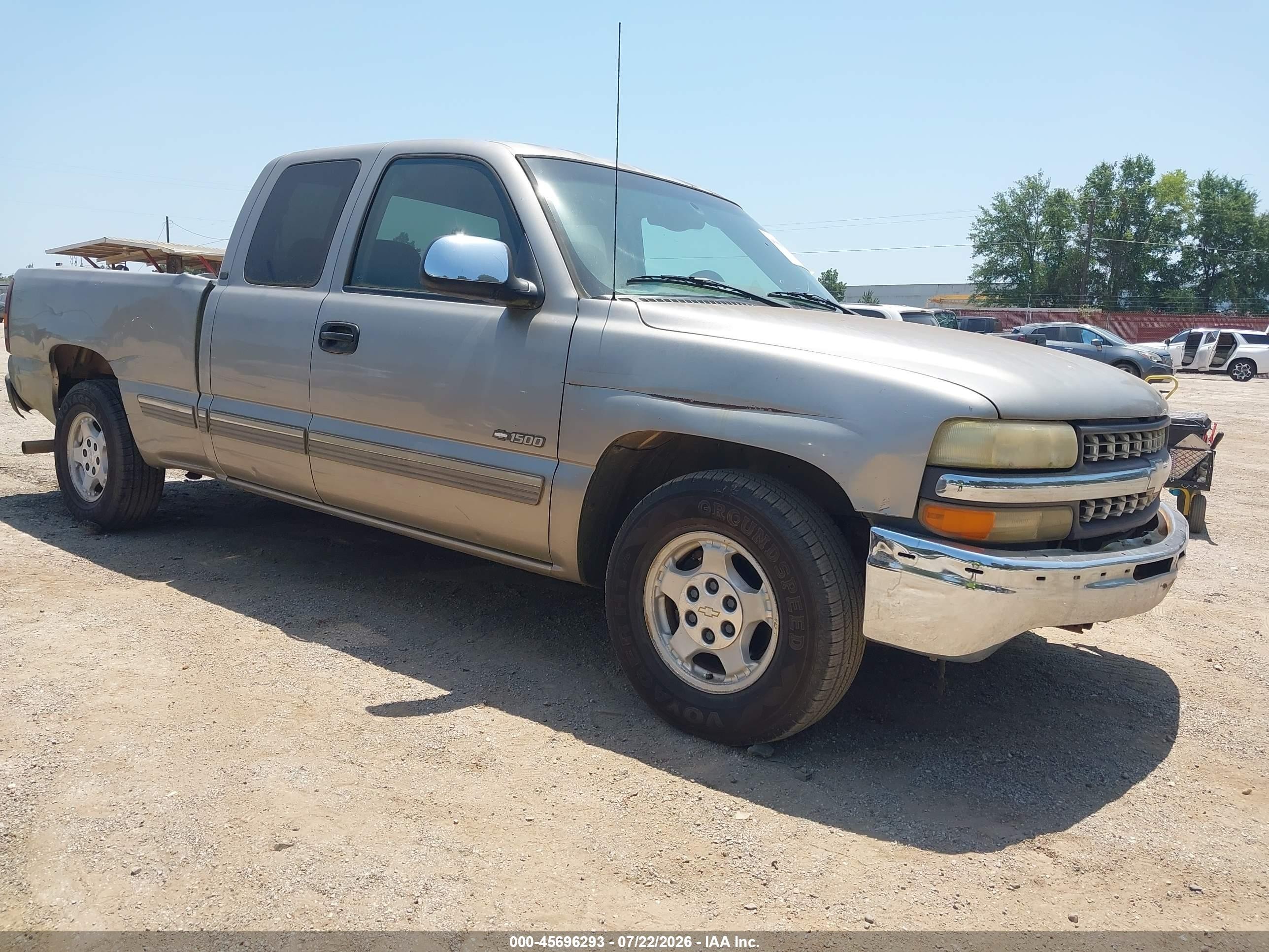 2000 Chevrolet Silverado 1500 LS, VIN 2GCEC19T9Y1323723 — Side