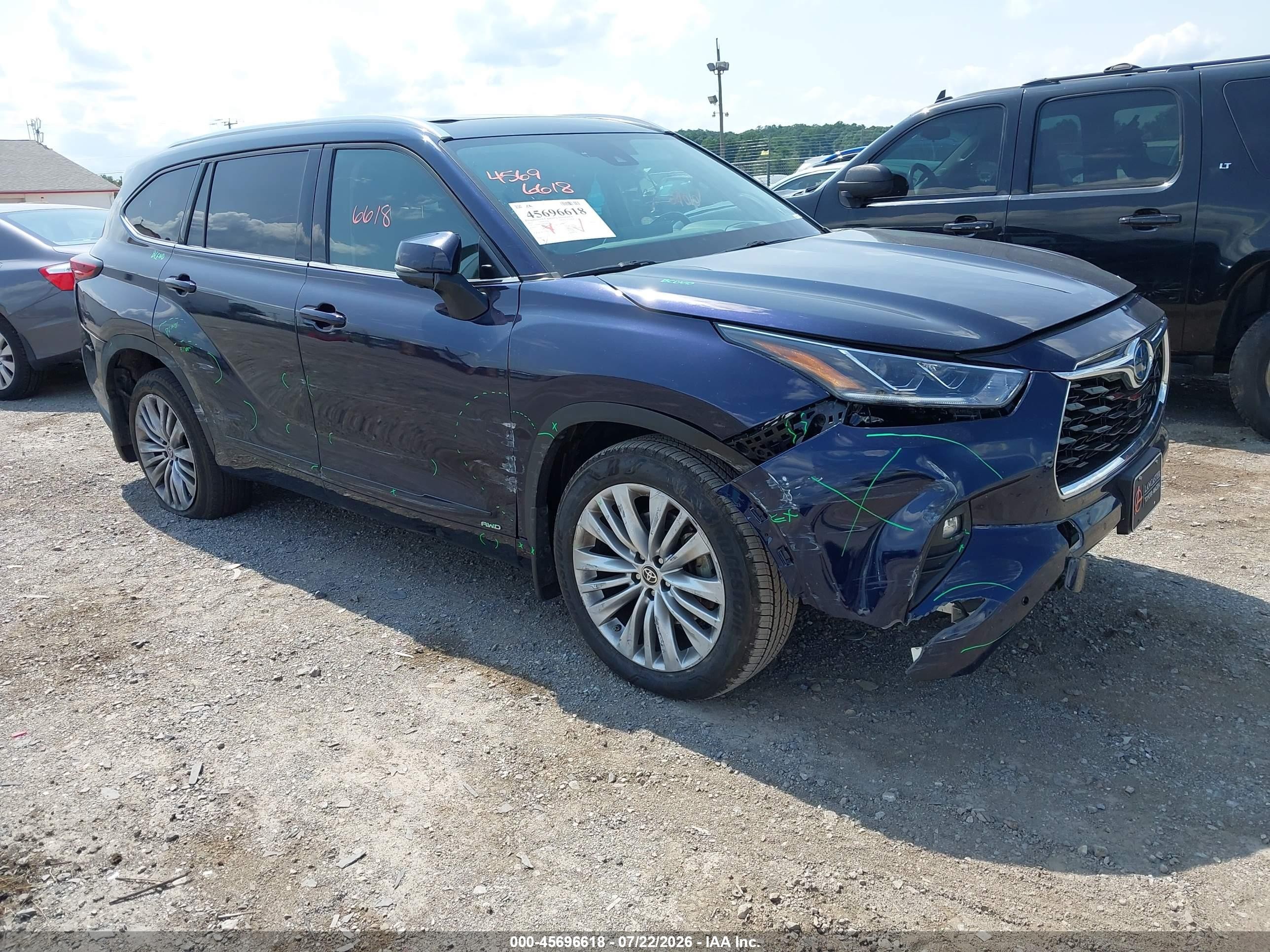 2022 Toyota Highlander Hybrid Platinum, VIN 5TDEBRCH8NS083185 — Side