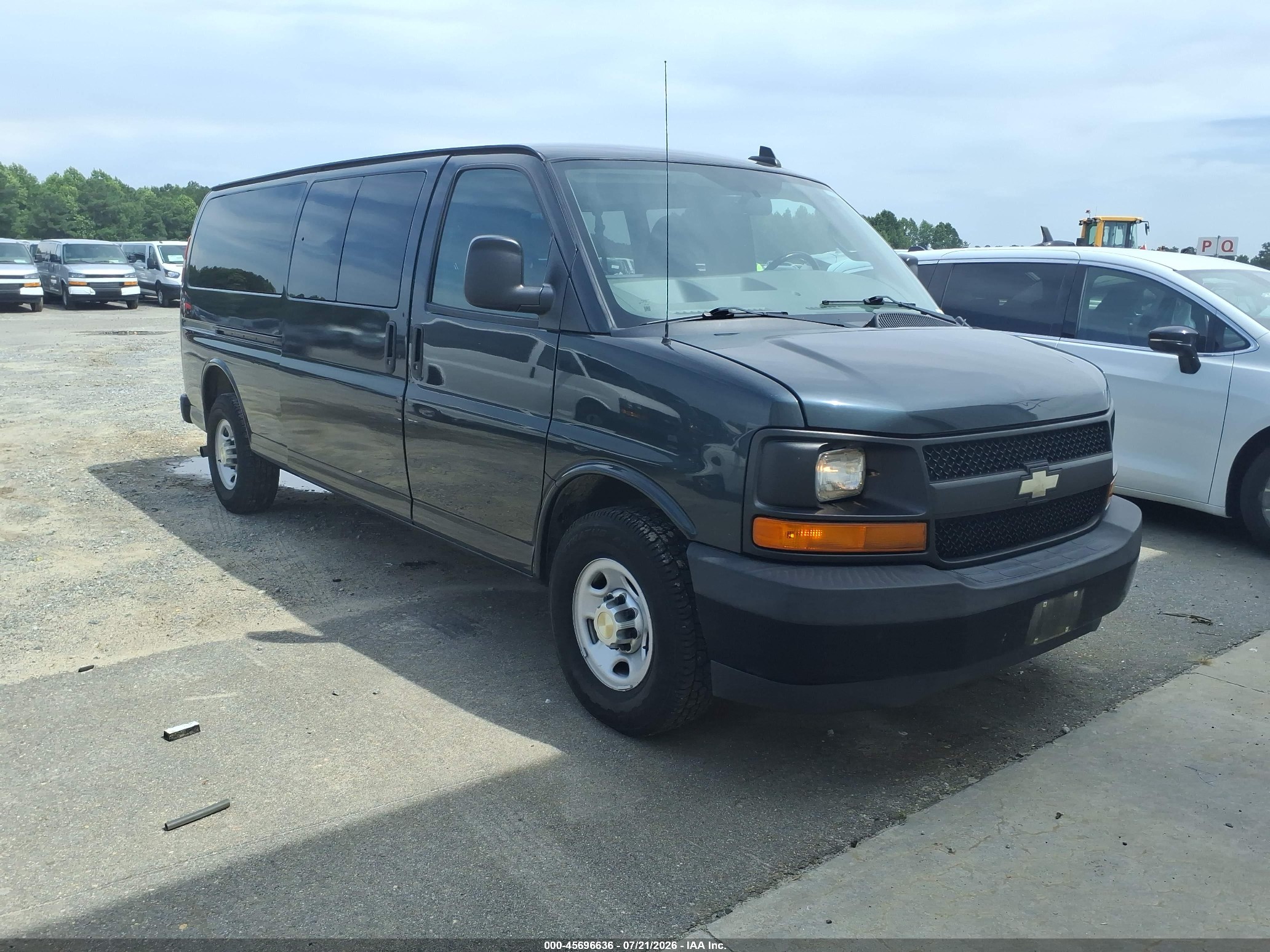 2017 Chevrolet Express Passenger LS, VIN 1GAZGNFG8H1293651 — Normal wear