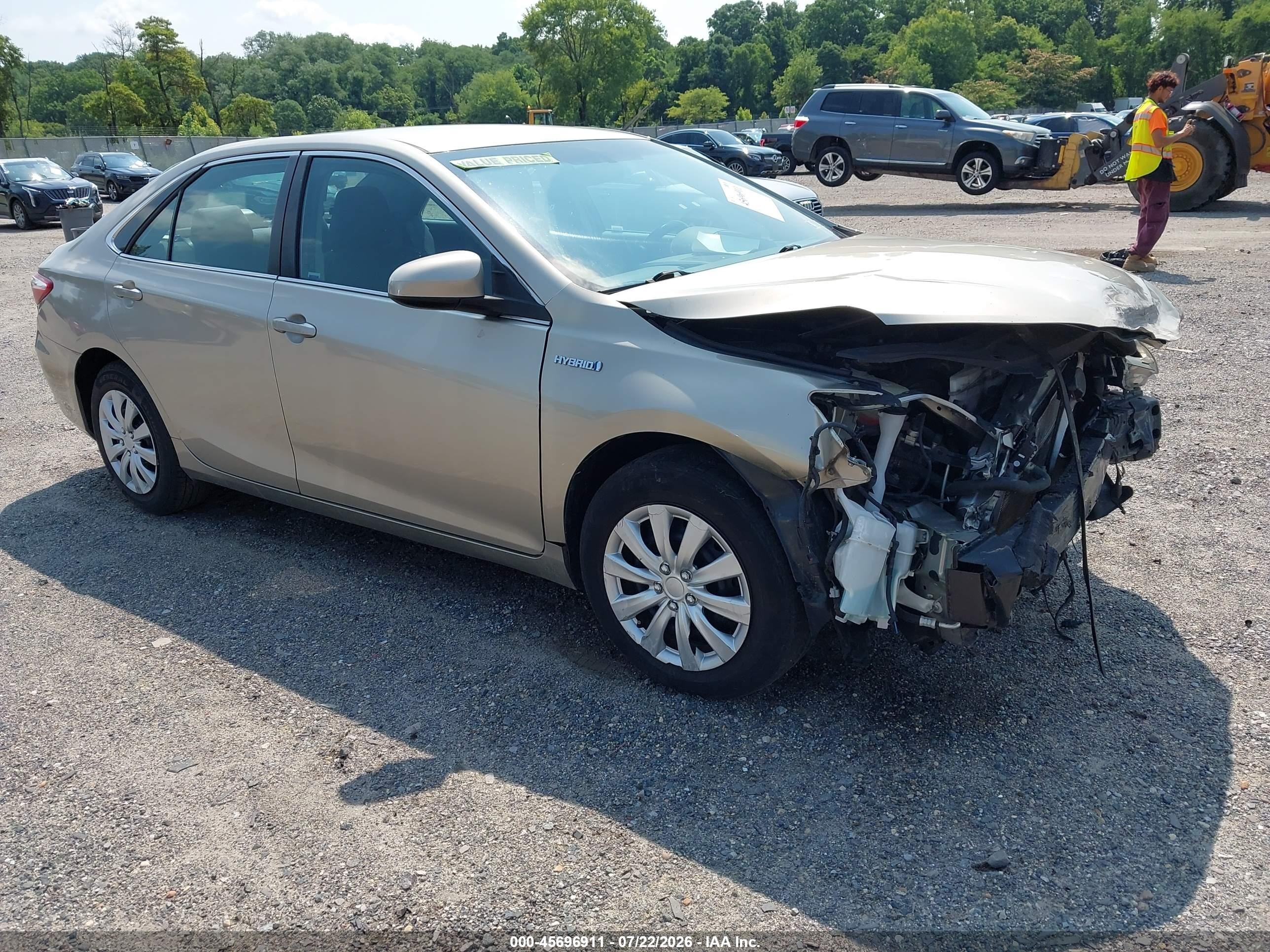 2016 Toyota Camry XLE, VIN 4T1BD1FK9GU186261 — Front end