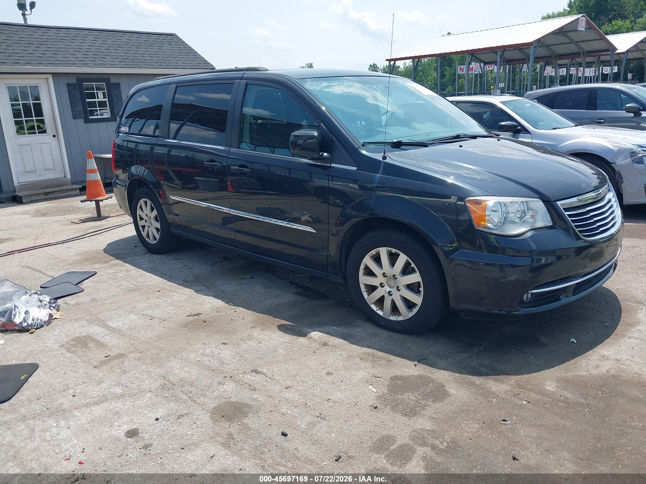 2015 Chrysler Town & Country Touring, VIN 2C4RC1BGXFR620545 — Фото с аукциона 1 of 21