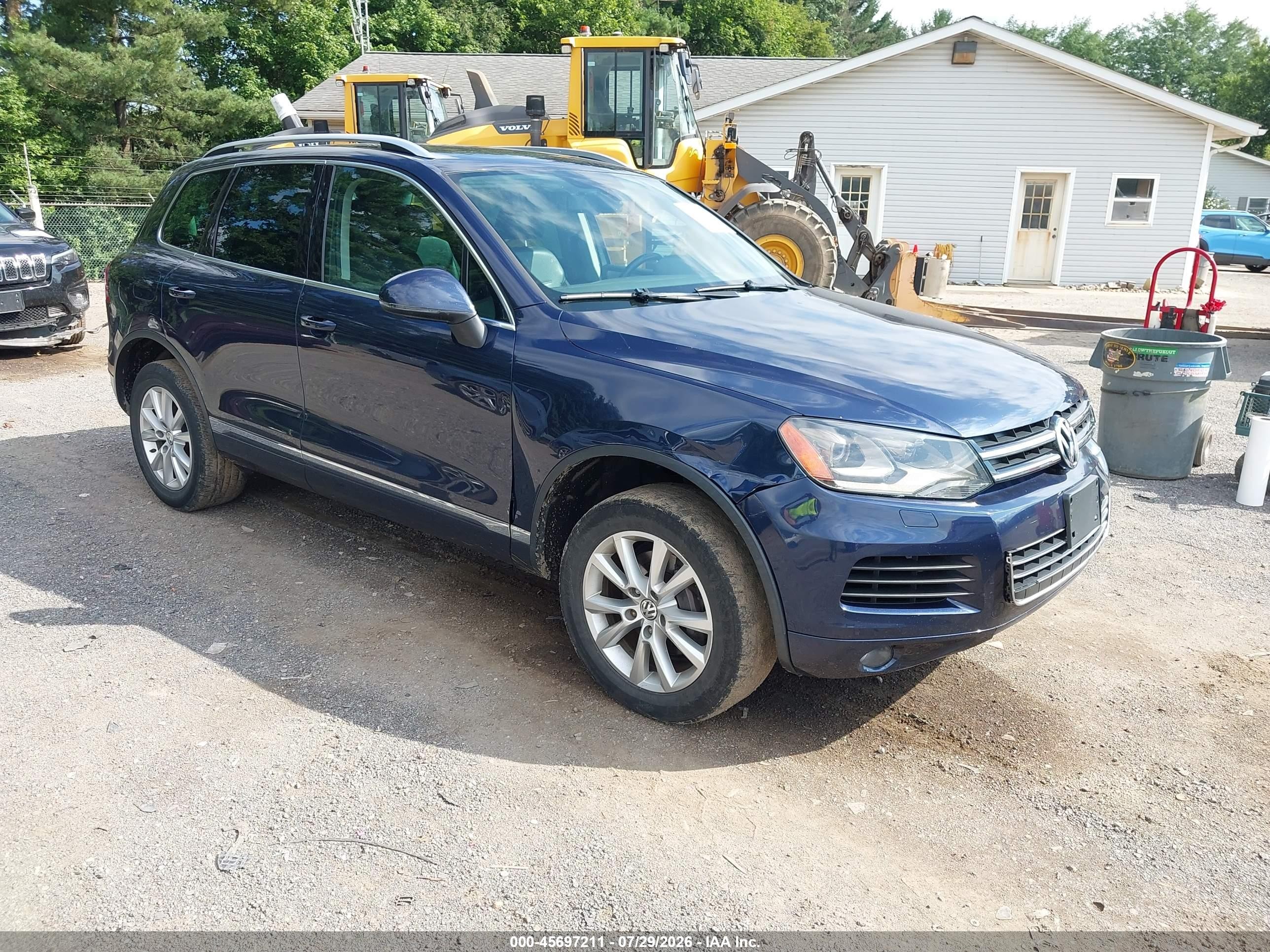 2013 Volkswagen Touareg Sport, VIN WVGEF9BP5DD008222 — Front end