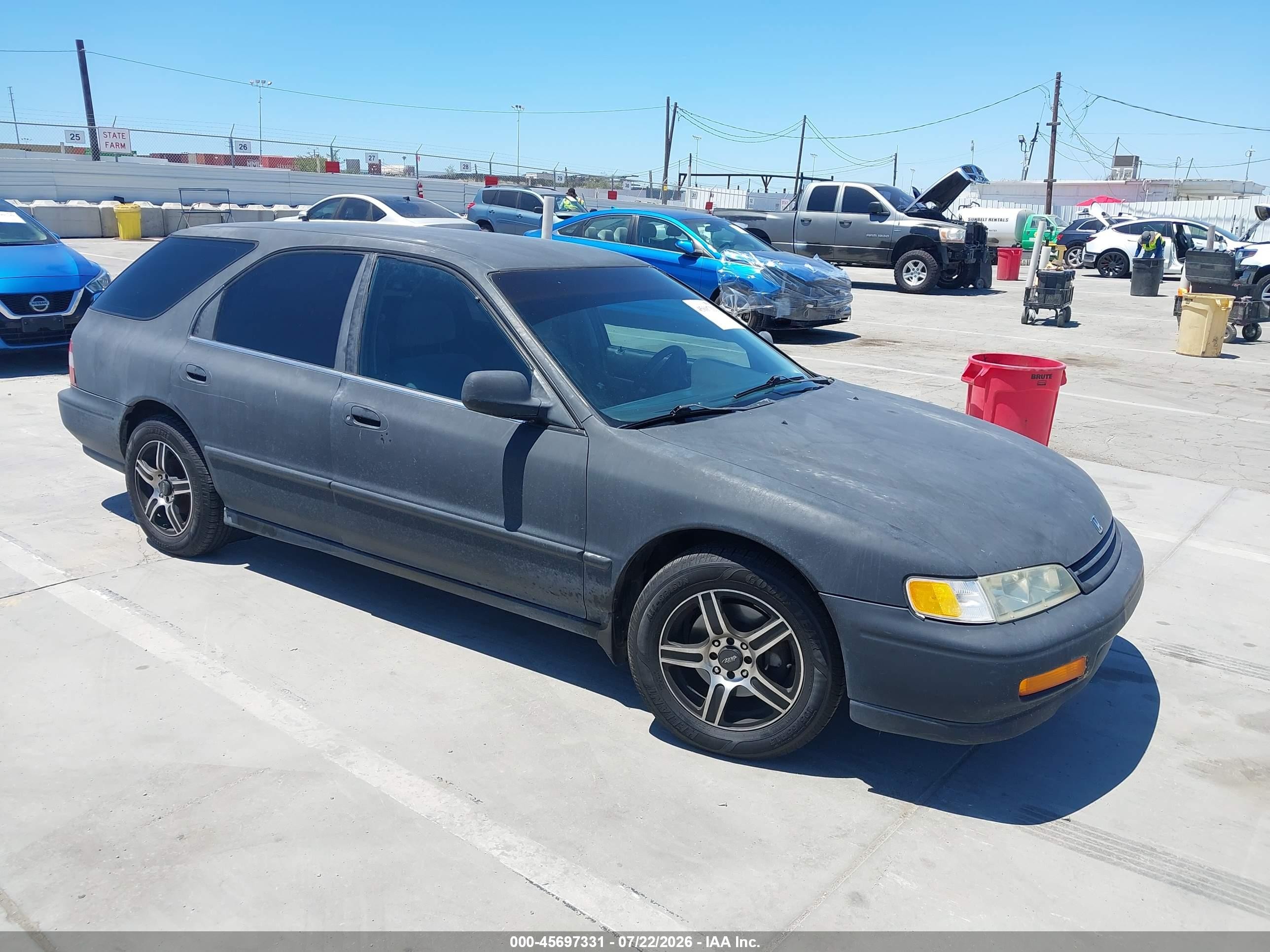 1995 Honda Accord LX, VIN 1HGCE1824SA010541 — Бок