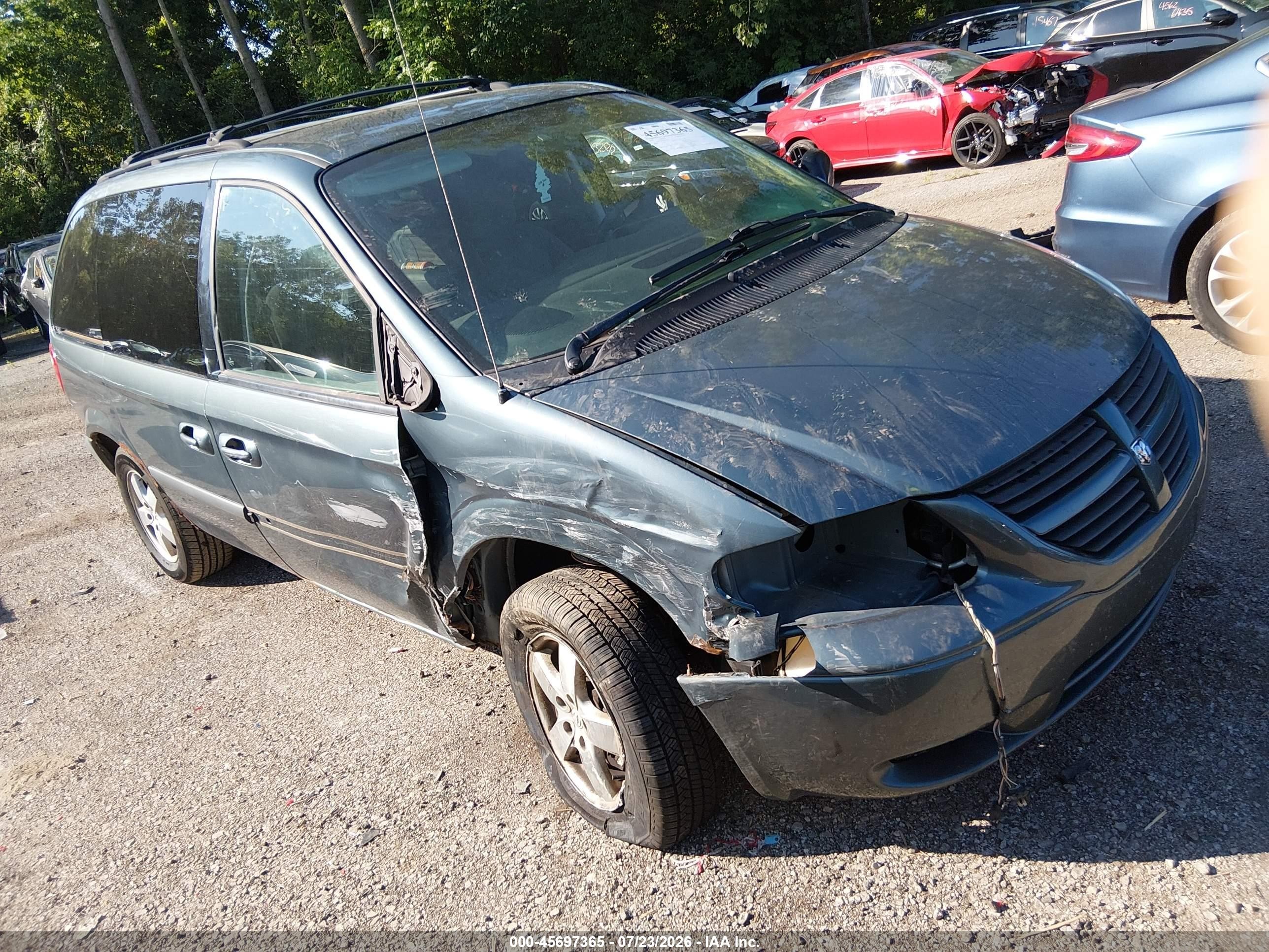 2006 Dodge Caravan SXT, VIN 1D4GP45R46B626031 — Бок