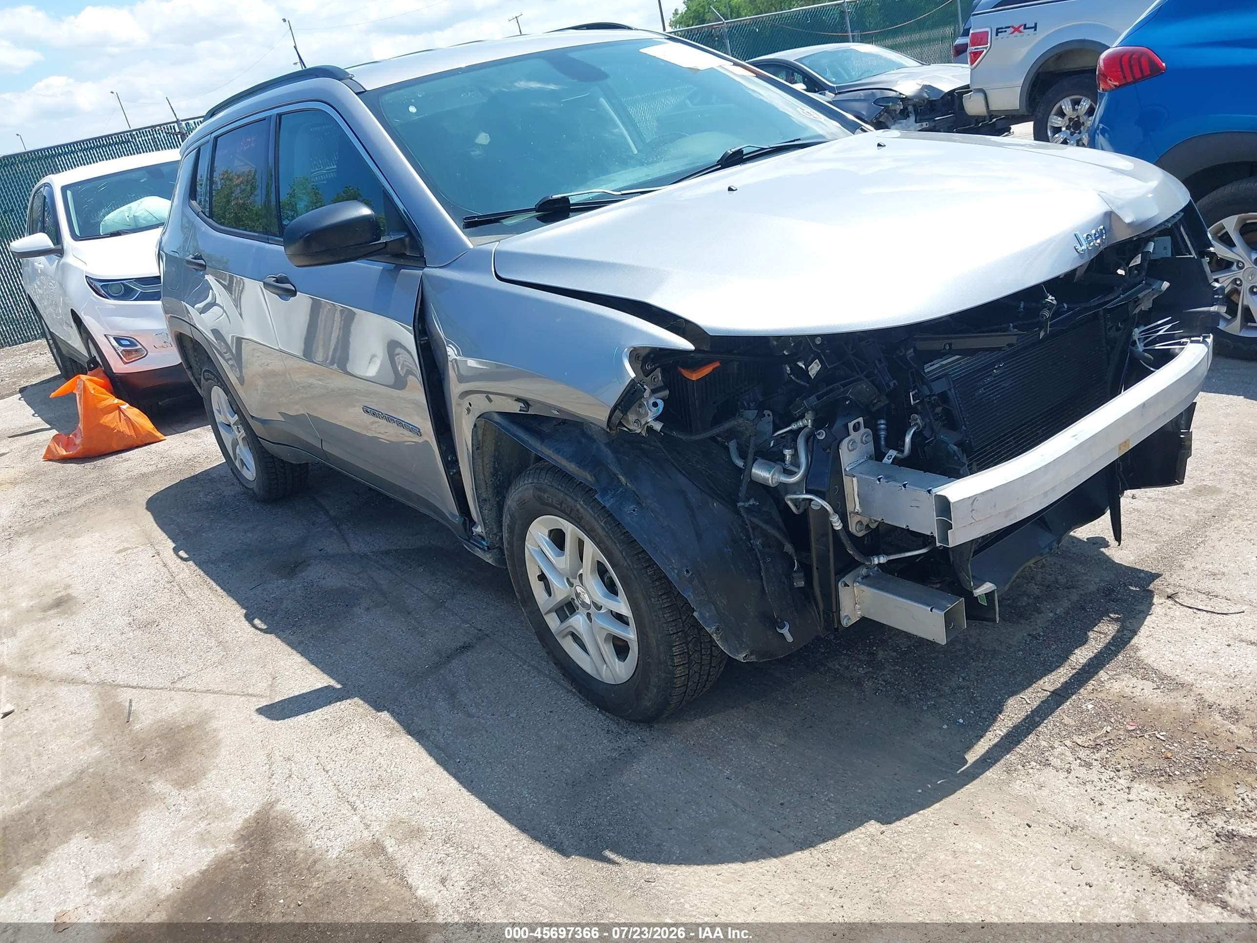 2019 Jeep Compass Upland, VIN 3C4NJDAB5KT674421 — Front end
