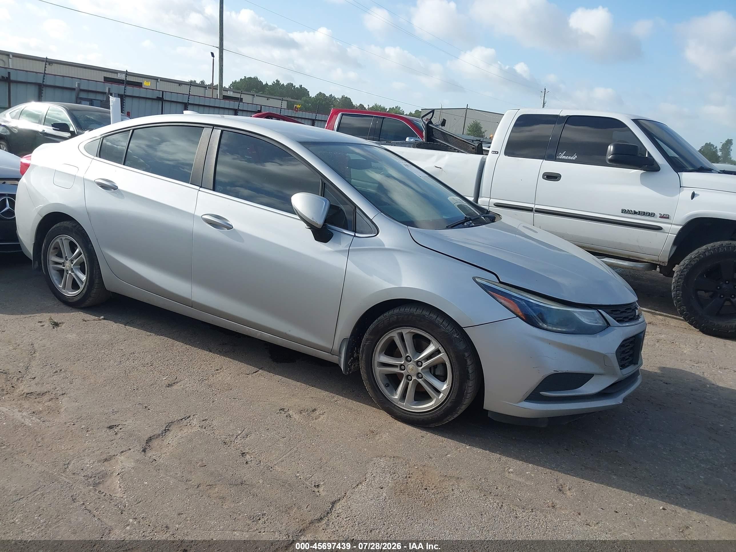 2017 Chevrolet Cruze LT, VIN 1G1BE5SM3H7170940 — Перед