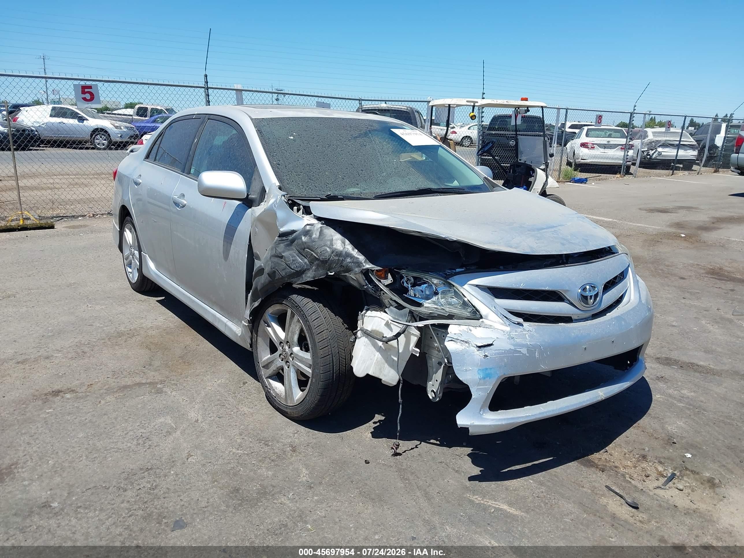 2013 Toyota Corolla LE, VIN 5YFBU4EE8DP174886 — Перед