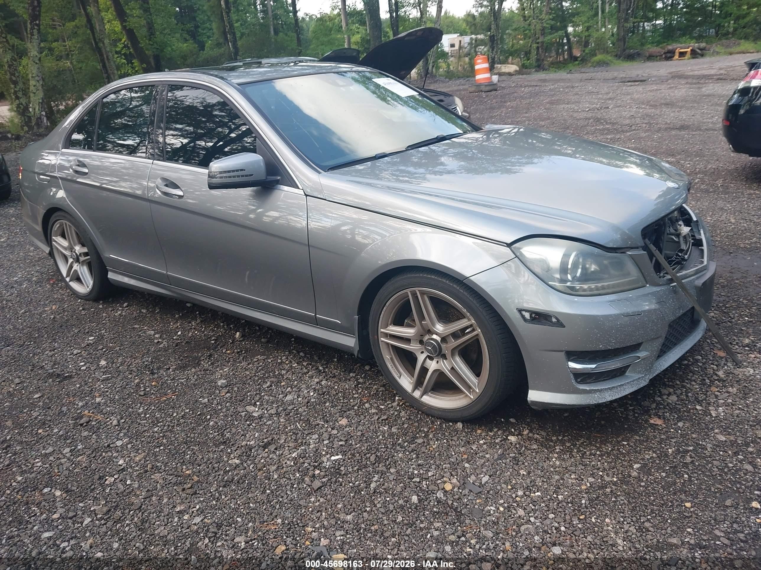 2013 Mercedes-Benz C 250 Sport, VIN WDDGF4HB3DR290011 — Перед