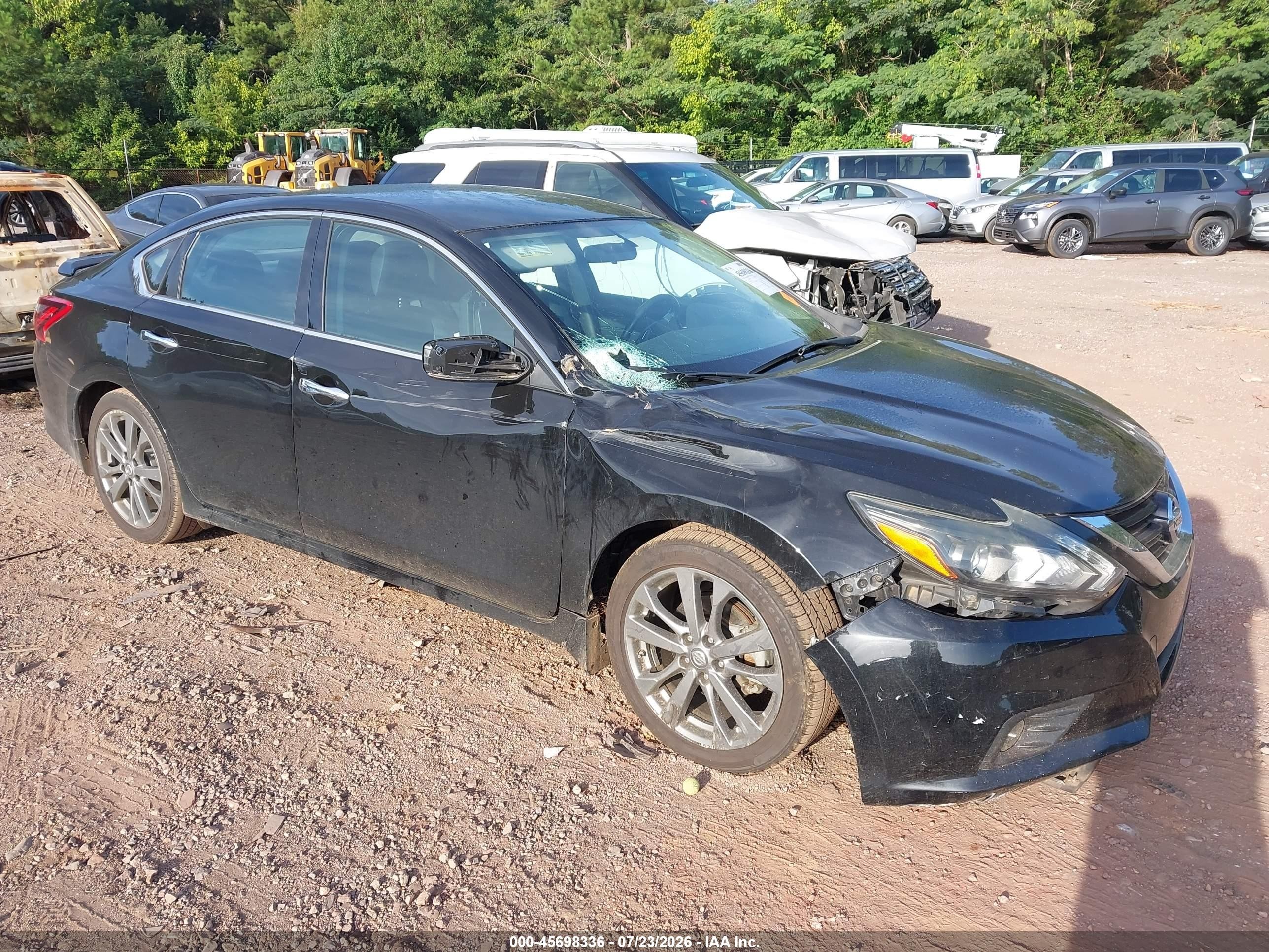 2017 Nissan Altima SV, VIN 1N4AL3AP6HC256636 — Front end