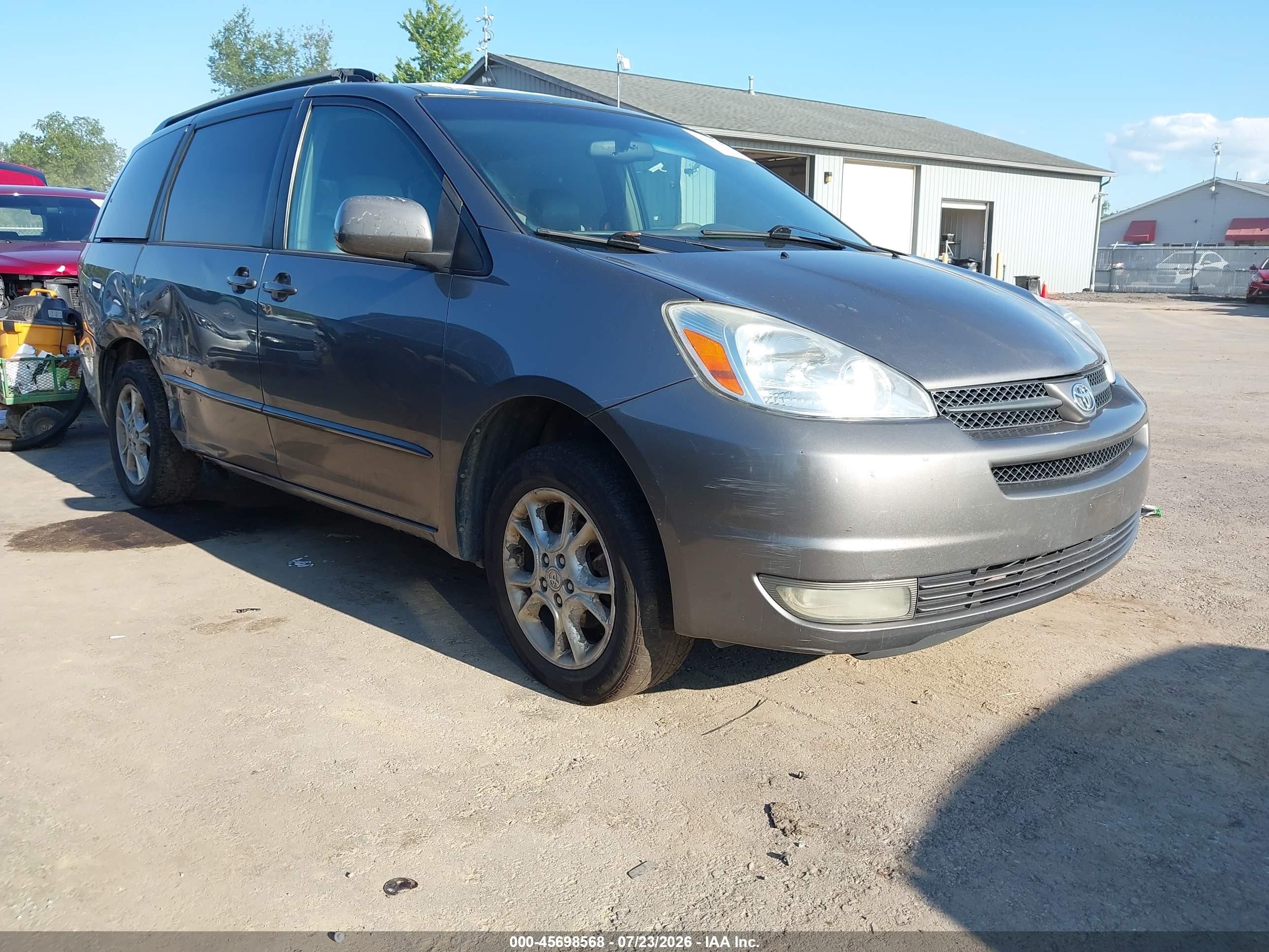 2004 Toyota Sienna XLE Limited, VIN 5TDBA22C54S005111 — Side