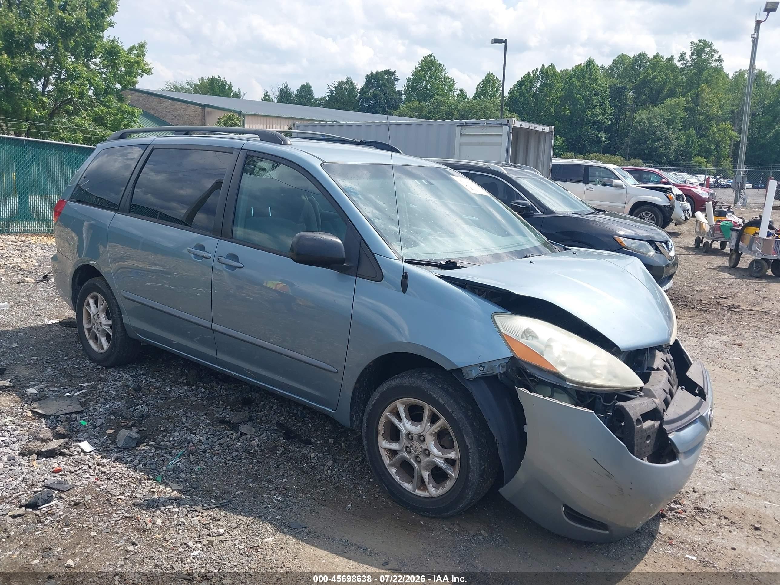 2006 Toyota Sienna LE, VIN 5TDBA23C86S055275 — Front end