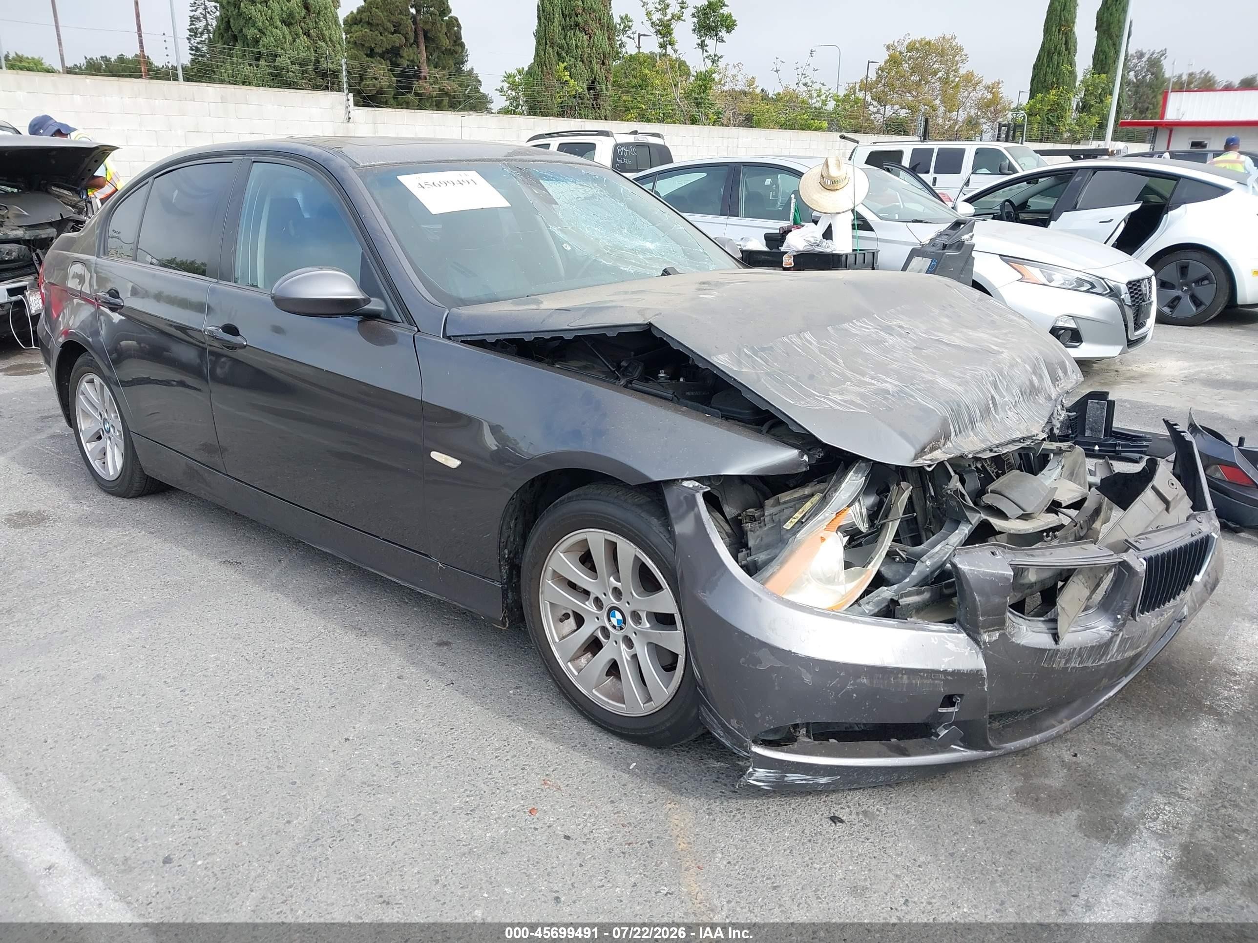 2007 BMW 3 Series 328i, VIN WBAVC535X7FZ76454 — Перед