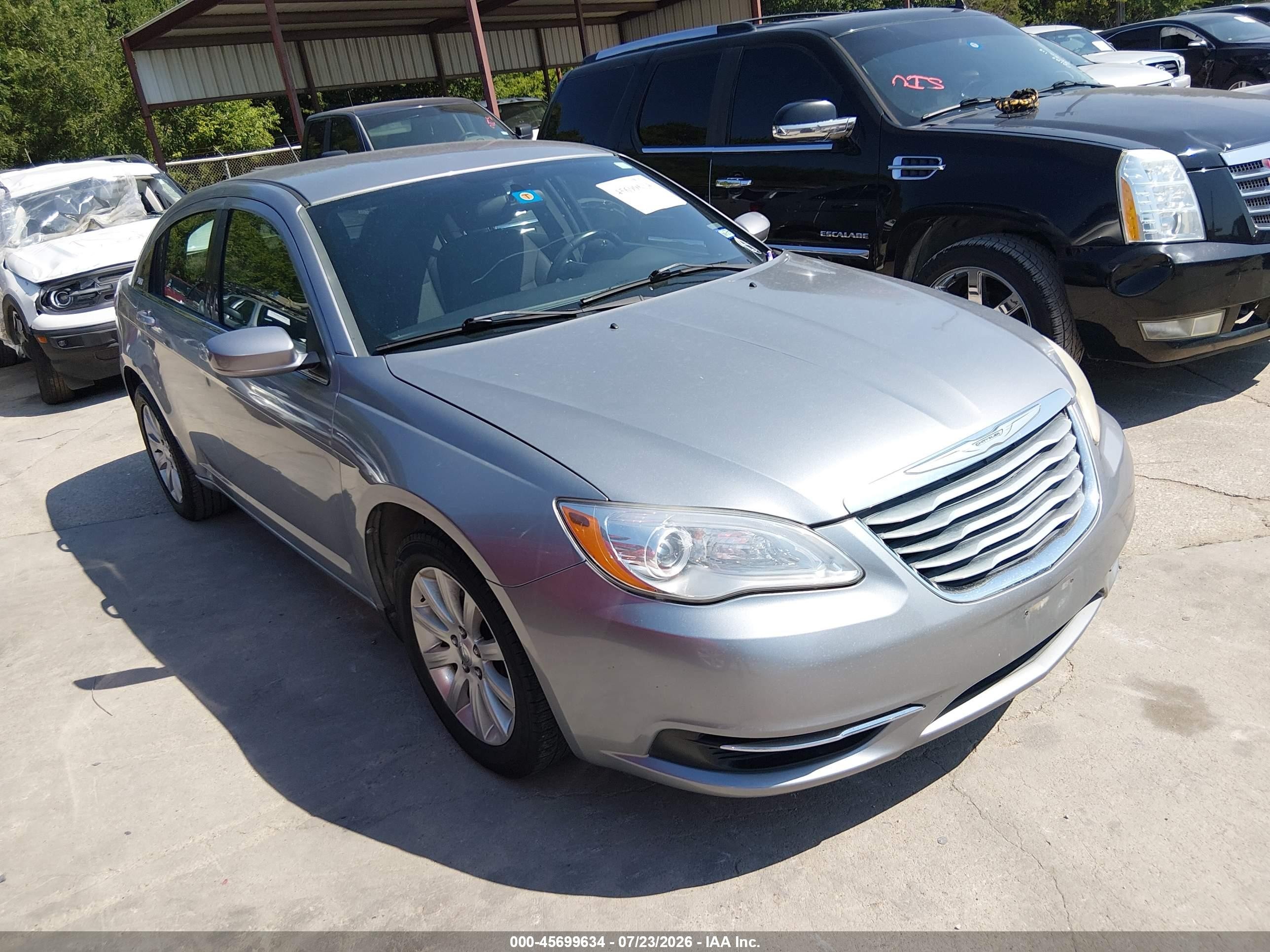 2013 Chrysler 200 Touring, VIN 1C3CCBBB5DN575593 — Normal wear
