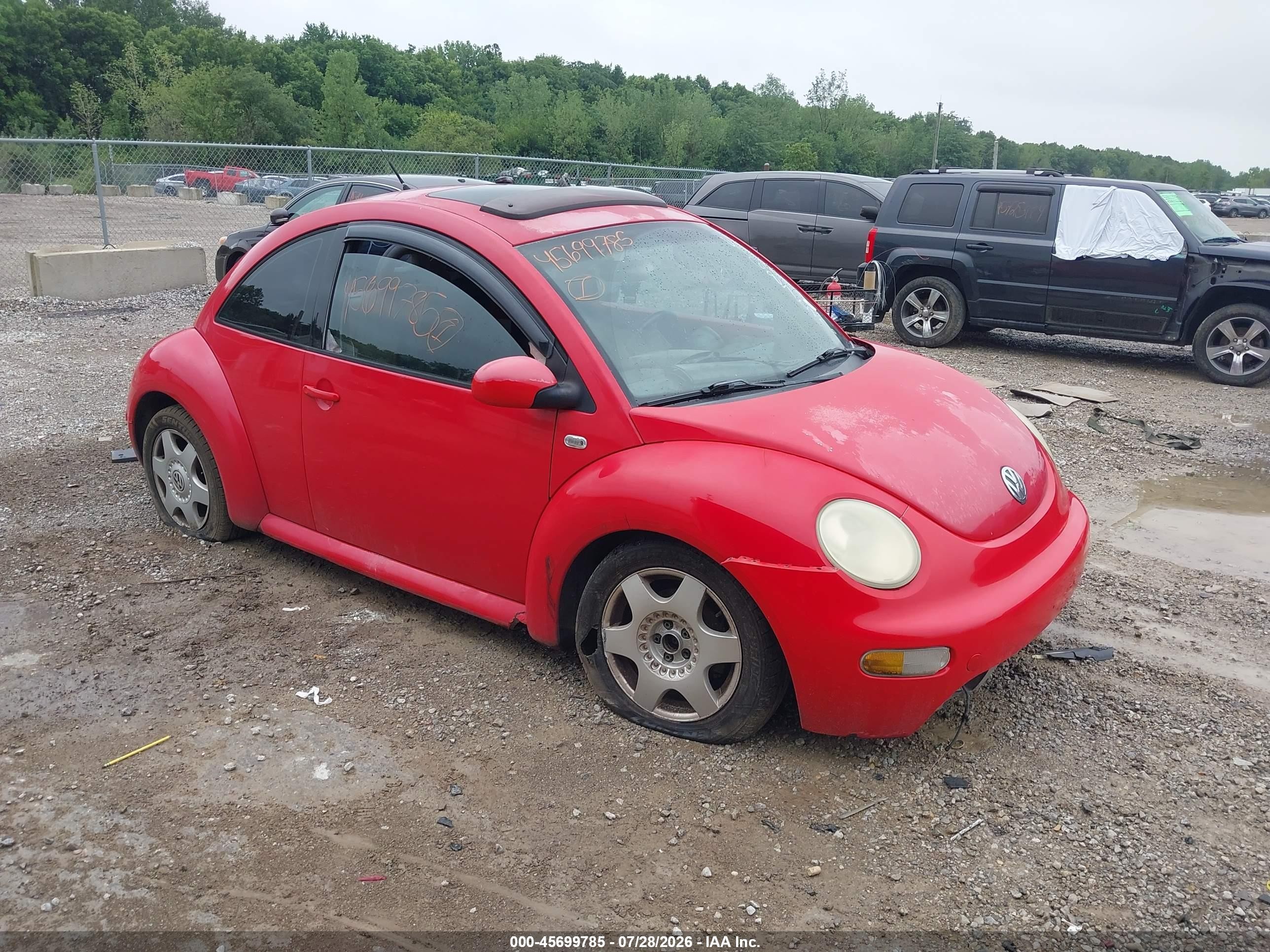 2001 Volkswagen Beetle GLS, VIN 3VWCP21C21M468756 — Side