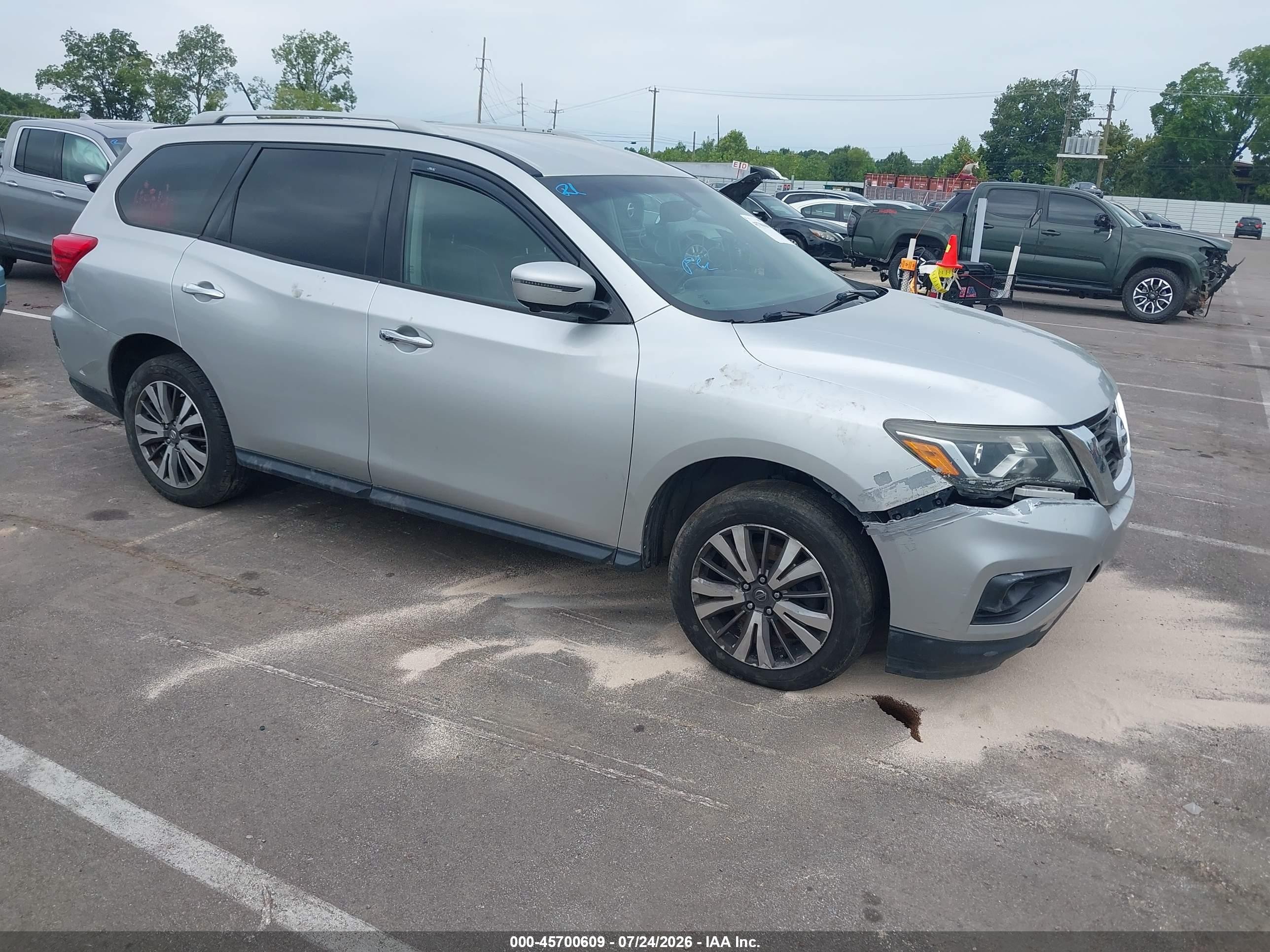 2017 Nissan Pathfinder S, VIN 5N1DR2MM3HC645232 — Front end