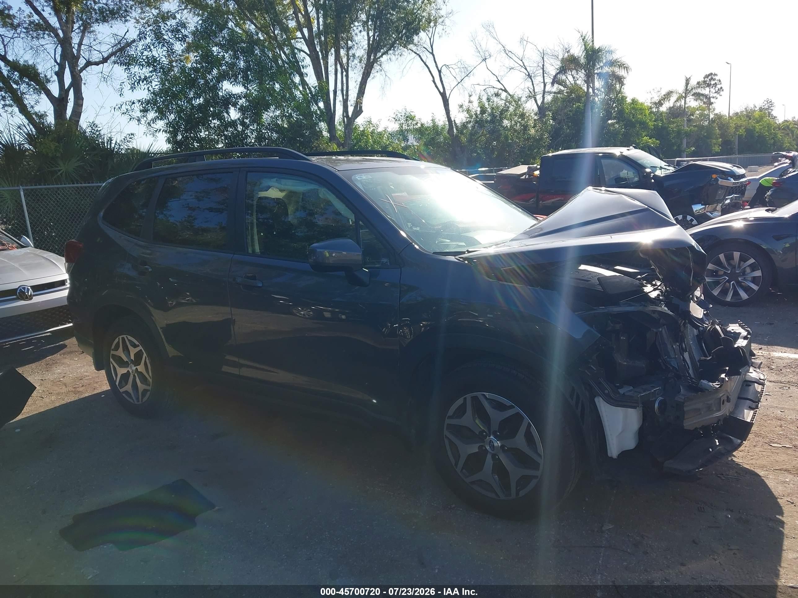 2020 Subaru Forester Premium, VIN JF2SKAJC2LH585348 — Front end
