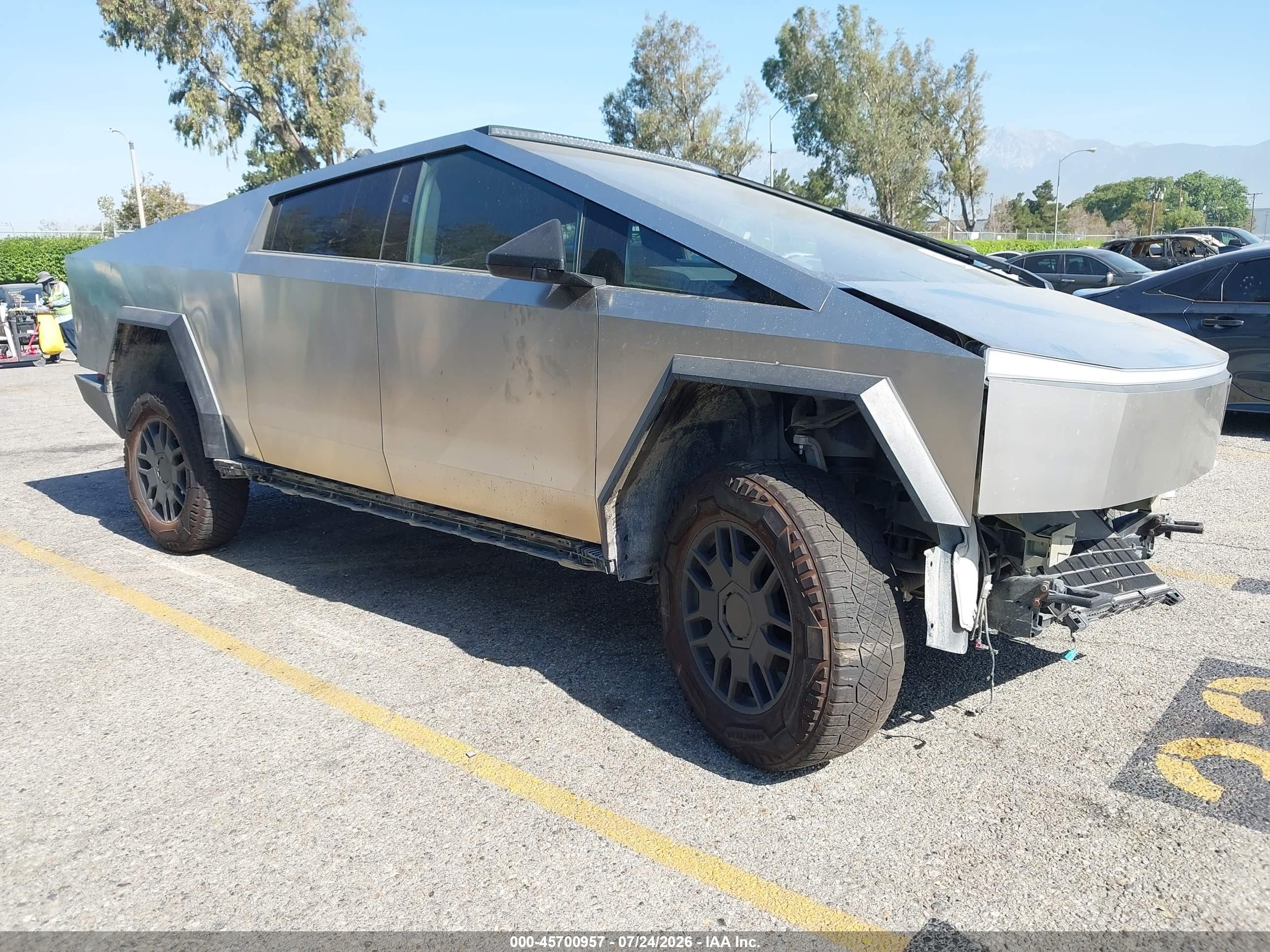 2024 Tesla Cybertruck Cyberbeast, VIN 7G2CEHEE0RA009114 — Front end